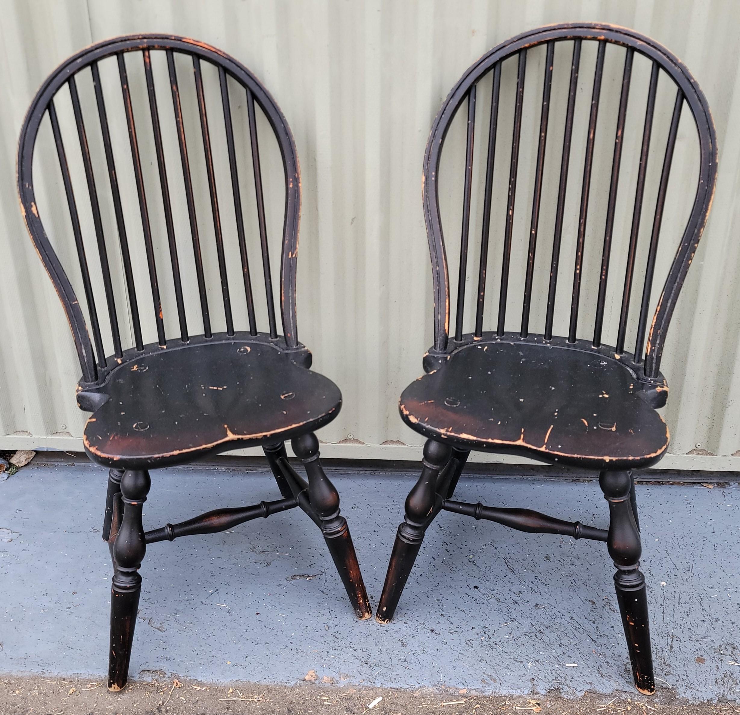Principios del siglo XX Sillas Windsor originales con respaldo arqueado pintadas en negro y en buen estado. Estas divertidas sillas Windsor para niños son muy inusuales y difíciles de encontrar.