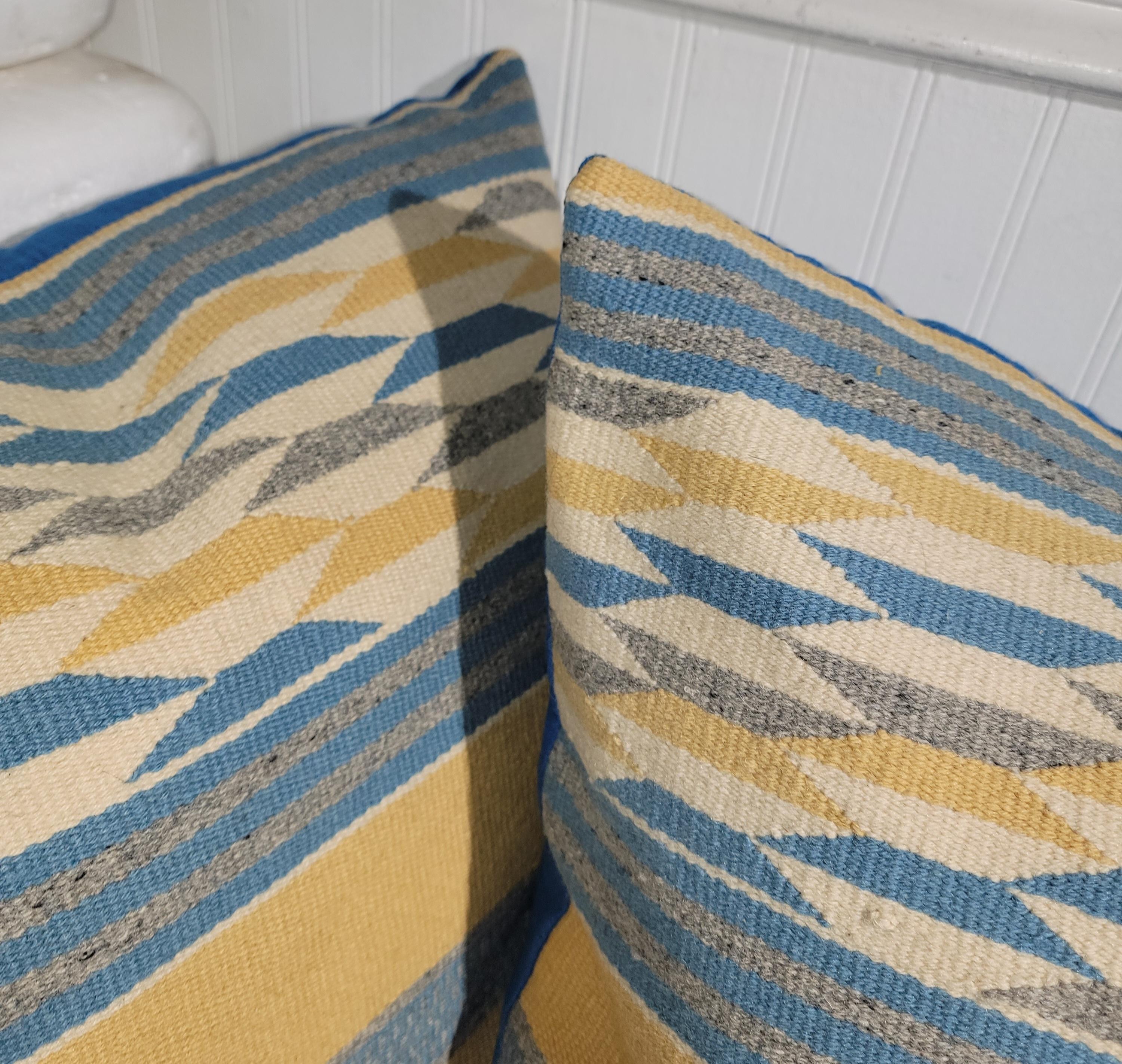 Questi incredibili cuscini di tessitura Mexican Indian sono tutti in ottime condizioni e sono   Il fondo è in lino blu e gli inserti sono in piuma e piumette. Venduto come gruppo di quattro o in coppia a 895,00 al paio.