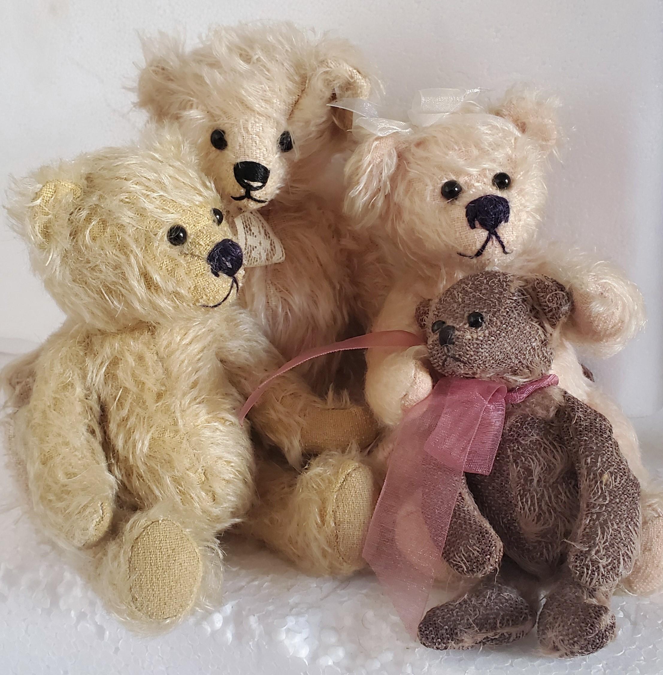 20th Century Collection of Five Contemporary Bears In Good Condition For Sale In Los Angeles, CA