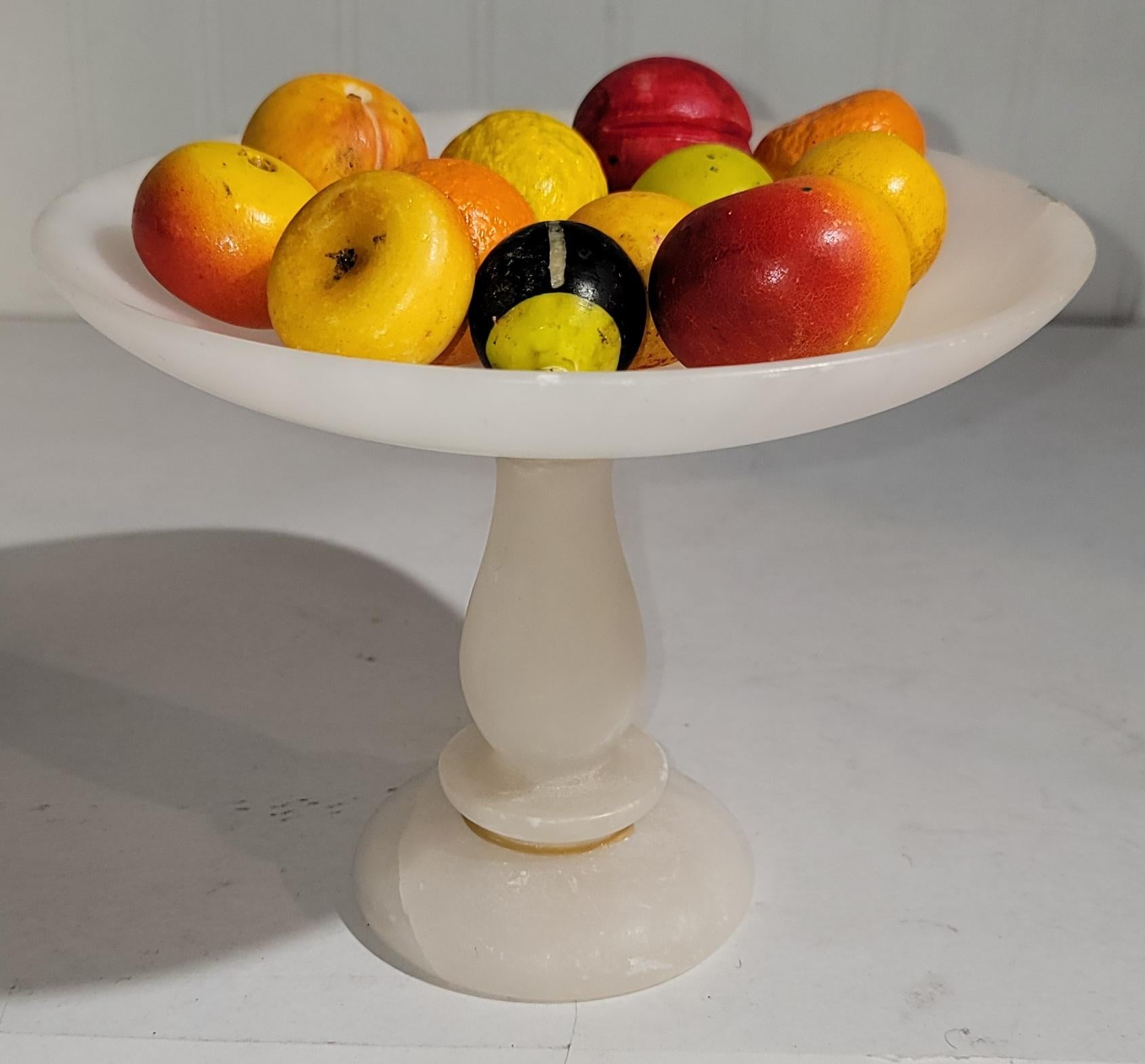 20Thc Collection originale de fruits à noyaux miniatures peints de douze pièces de fruits avec compote d'albâtre blanc.Vendu en tant que collection.