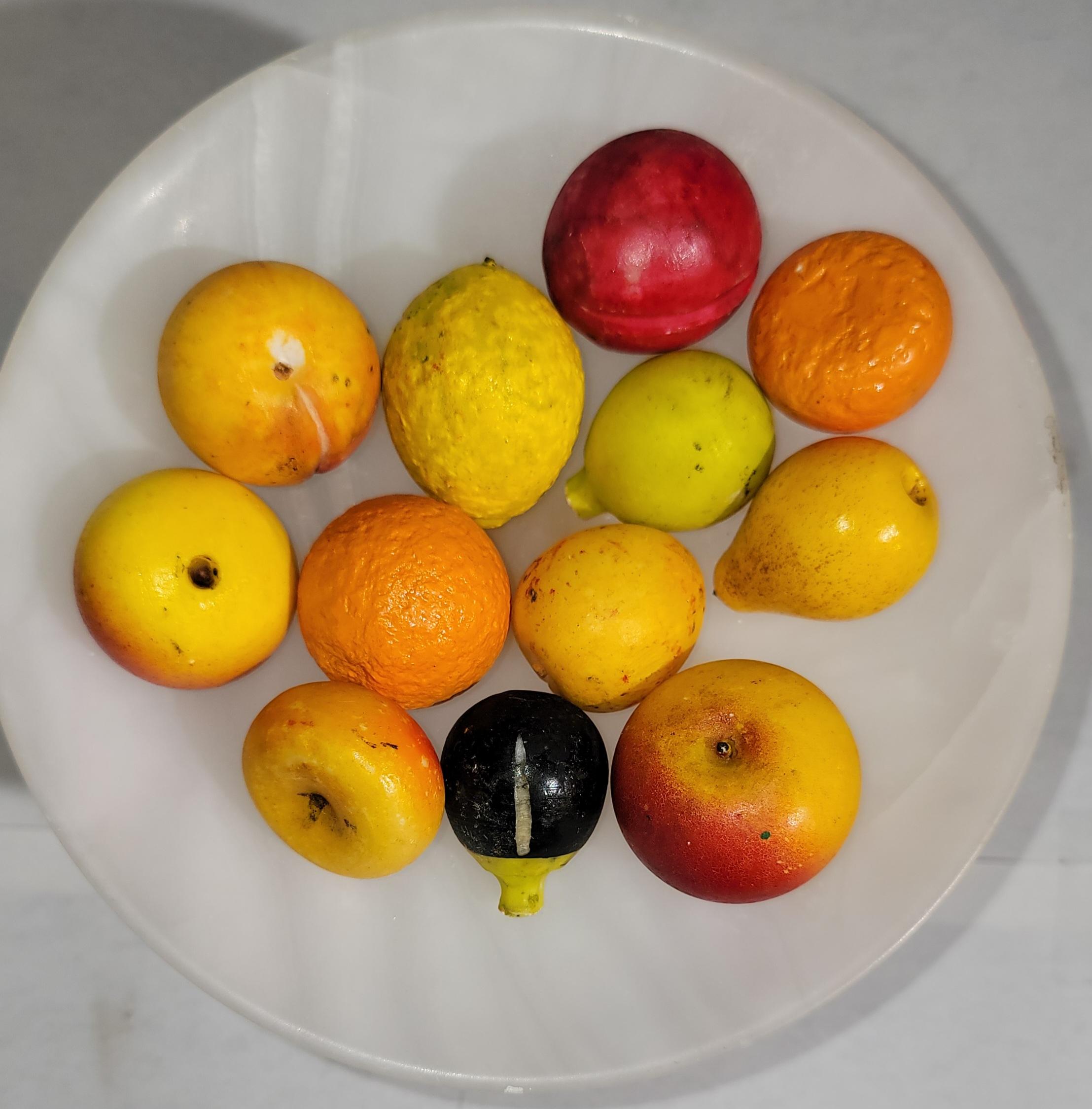 Fait main Collection de mini fruits en pierre 12 pièces avec albâtre du 20ème siècle  Compote en vente