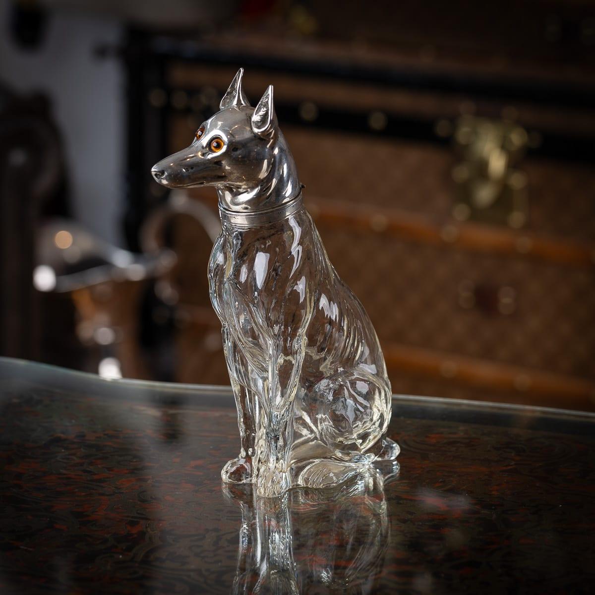 Superbe carafe à boisson autrichienne du 20e siècle en métal argenté et verre transparent, représentant de manière réaliste un chien Pinscher. La carafe comporte des yeux en verre, une tête argentée avec un collier et un corps en verre moulé. Il est