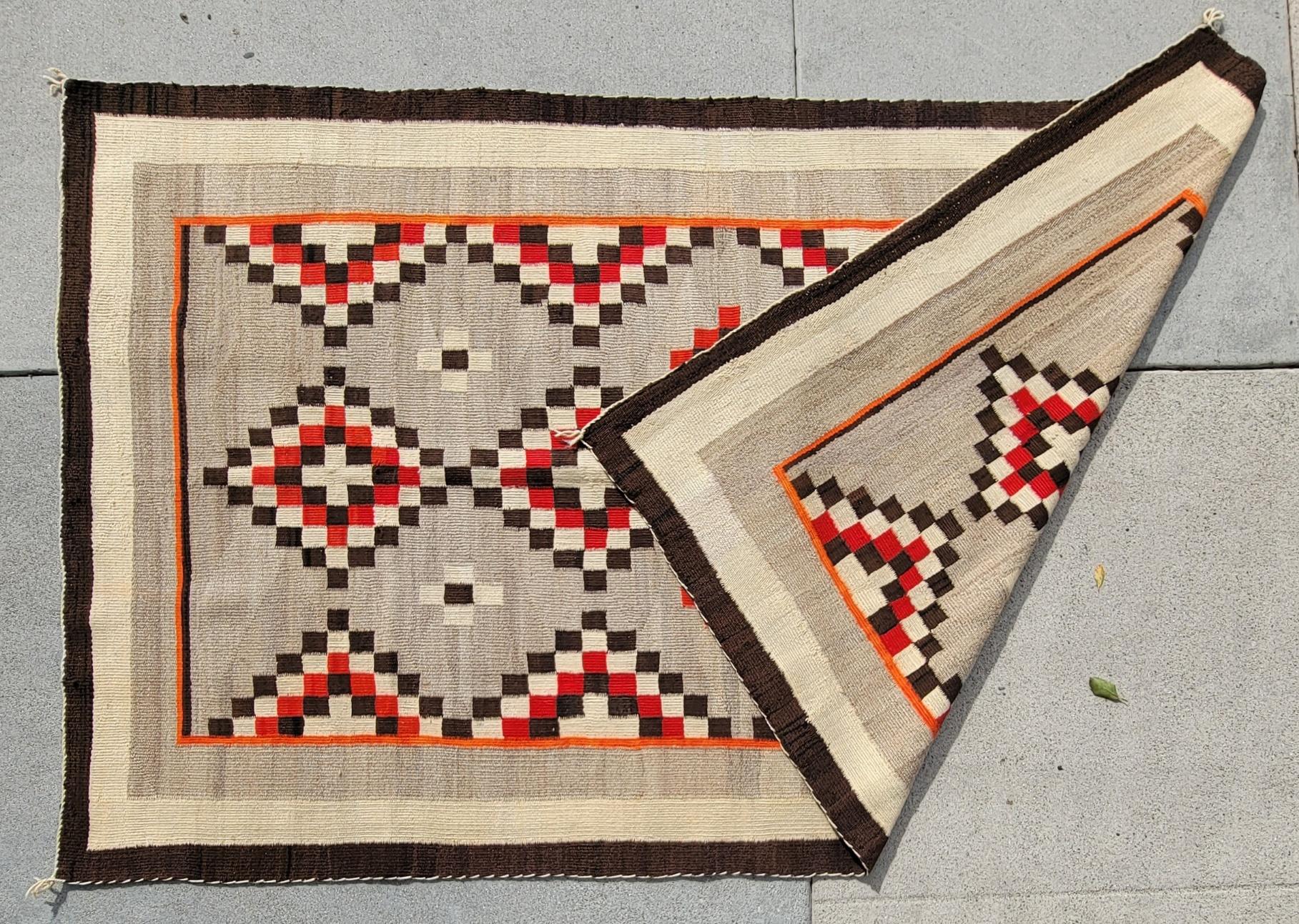Diese feine geometrische Navajo Indianer Weberei ist in gutem Zustand und hat eine doppelte äußere border.This wurde professionell gereinigt.Amazing Zustand und Muster.