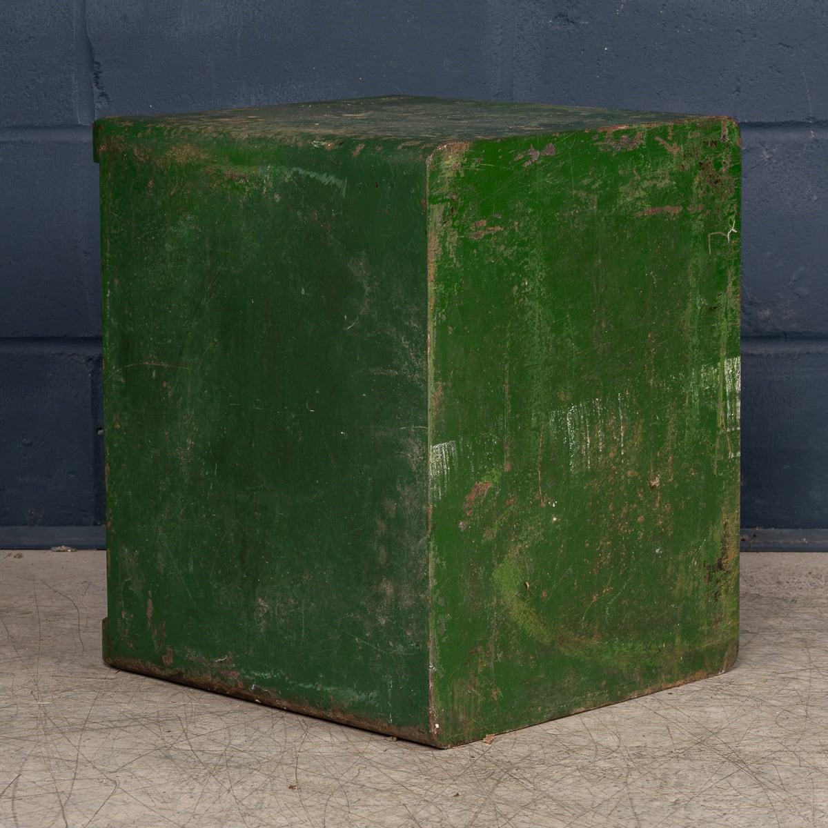 20Thc English Fire Proof Safe By Chubb c.1930 In Good Condition In Royal Tunbridge Wells, Kent