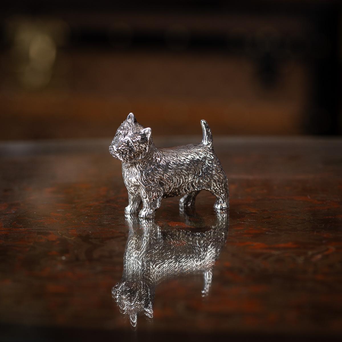 Peso da scrivania in argento massiccio, novità del 20° secolo, realizzato con la forma di un West Highland Terrier. La superficie è finemente incisa per catturare la texture realistica della pelliccia del cane, conferendogli fascino e carattere.