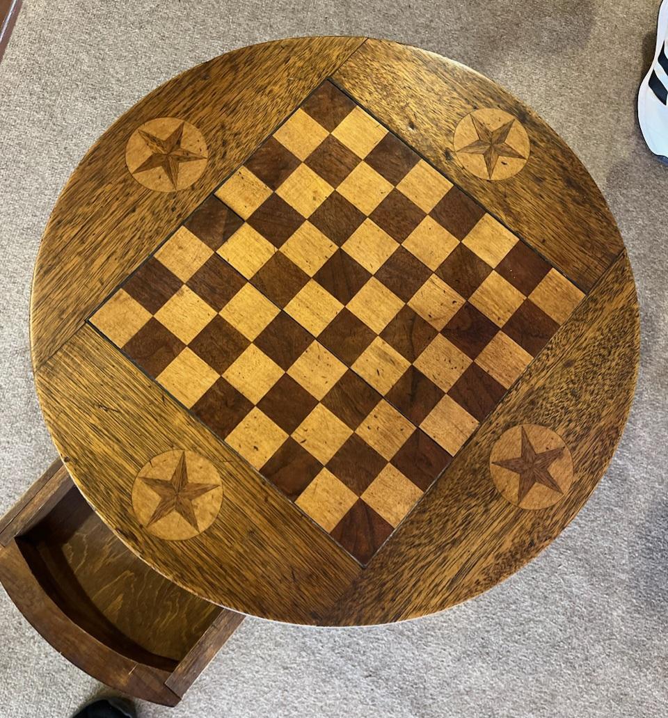 Table de jeu à tiroirs en marqueterie folklorique du 20e siècle.
 Magnifique plateau de jeu d'échecs ou de dames avec incrustation en bois découpé à la main. Le tiroir permet de placer les pièces de jeu à l'intérieur pour un accès facile.