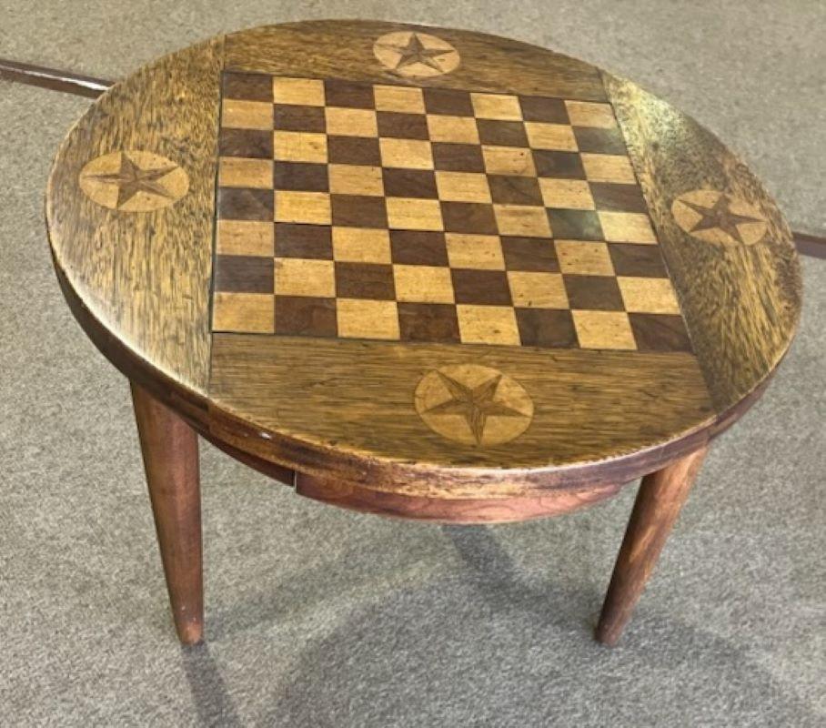 Américain Table de jeu à tiroirs en marqueterie folklorique du 20e siècle en vente