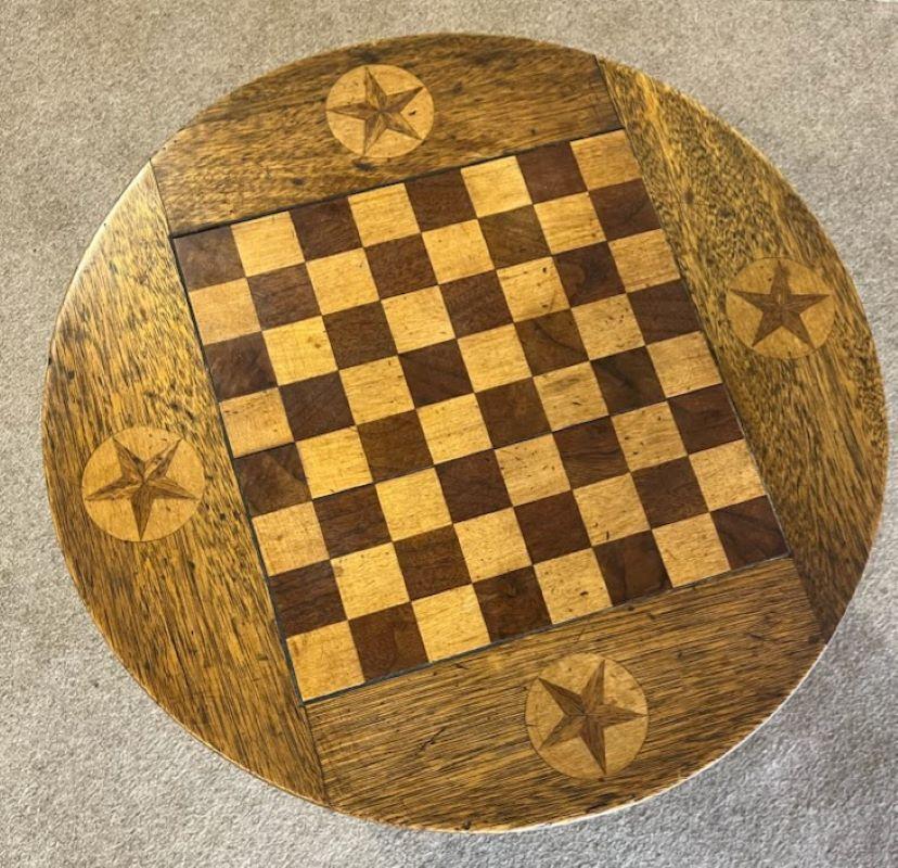 Table de jeu à tiroirs en marqueterie folklorique du 20e siècle Bon état - En vente à Los Angeles, CA