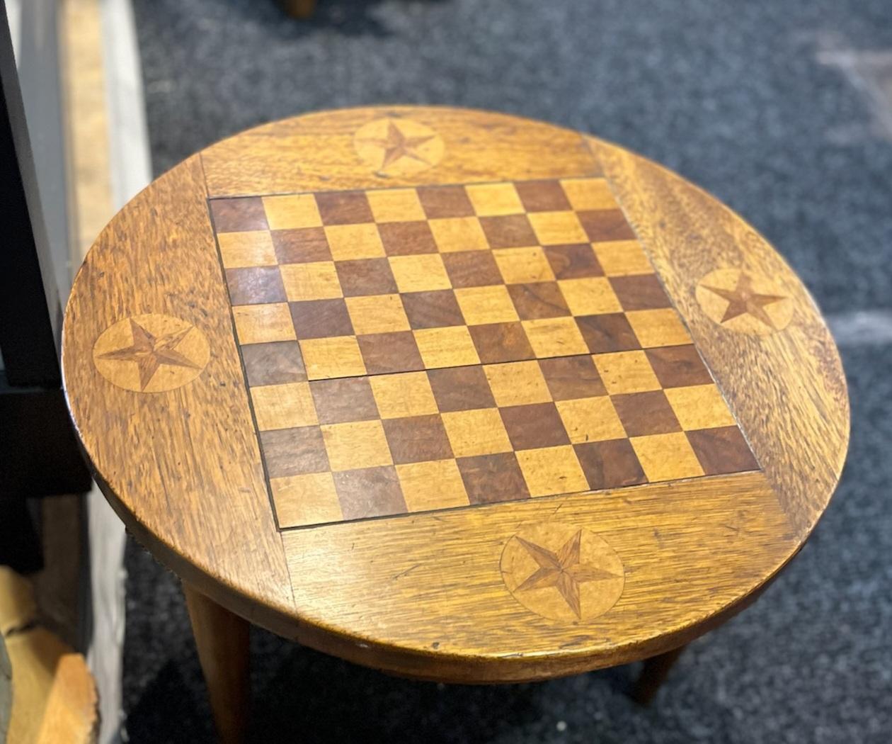 20ième siècle Table de jeu à tiroirs en marqueterie folklorique du 20e siècle en vente