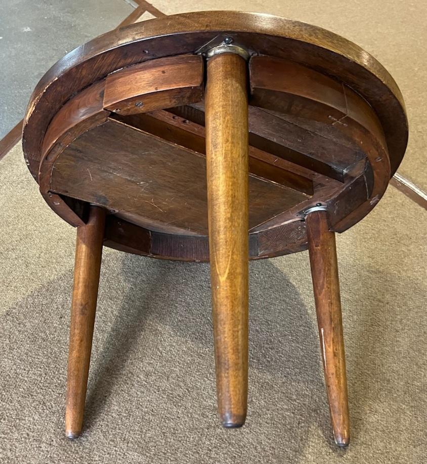 Bois Table de jeu à tiroirs en marqueterie folklorique du 20e siècle en vente