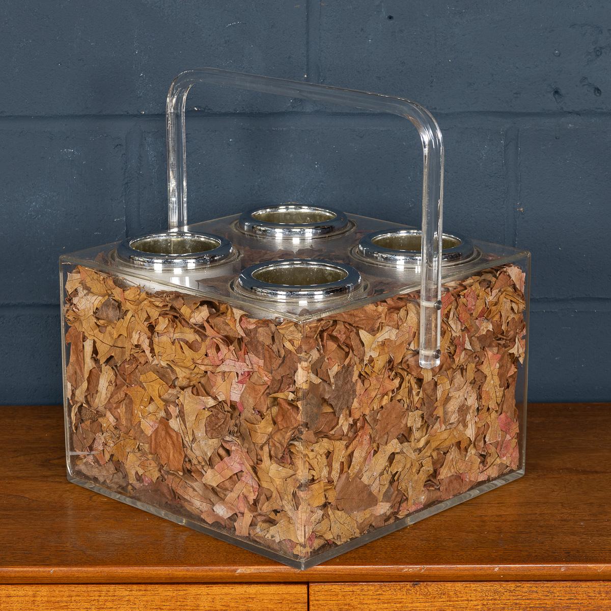 Questo rarissimo portabottiglie per vino degli anni '80, prodotto in Italia per Christian Dior, è un capolavoro di design trasparente. Realizzato interamente in perspex trasparente, il caddy è dotato di quattro manicotti integrati per contenere e