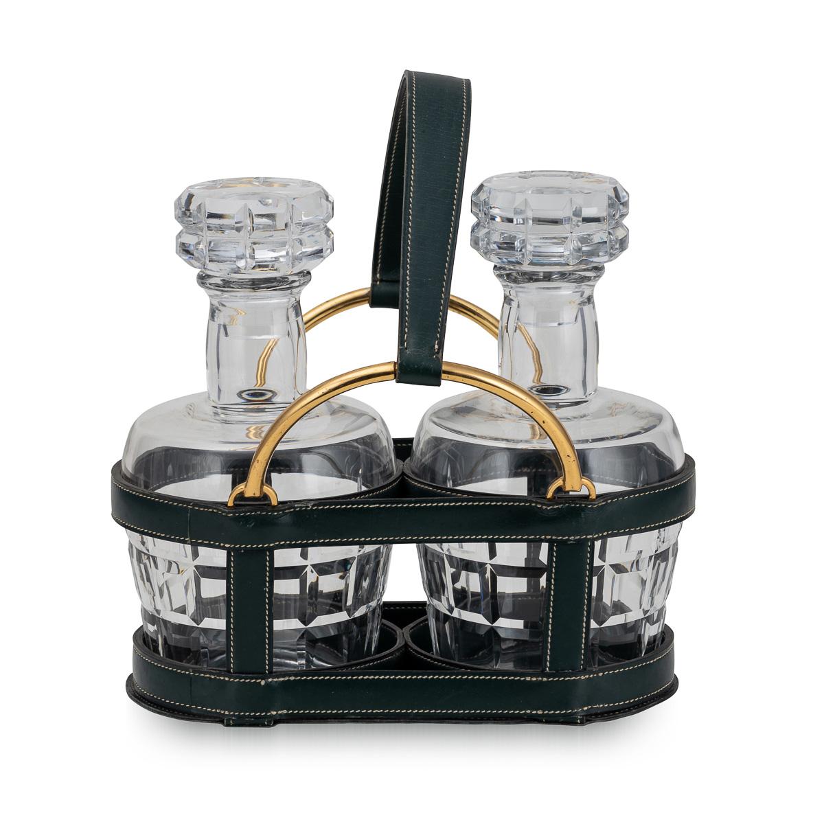 Autre Paire de carafes Baccarat du 20e siècle et panier en cuir Hermès de Jacques Adnet en vente