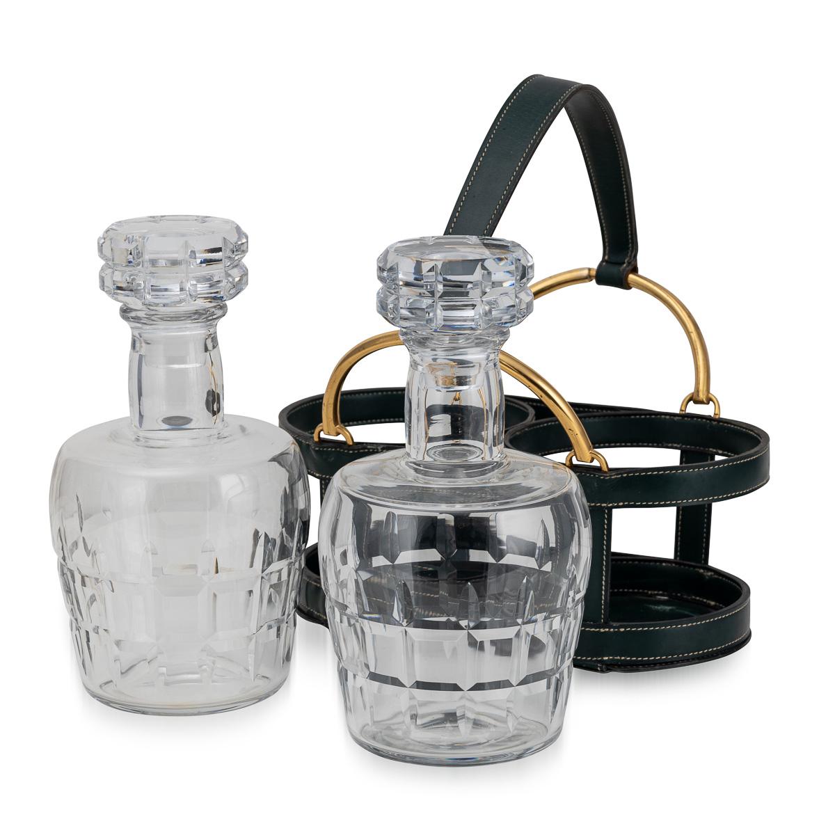 Français Paire de carafes Baccarat du 20e siècle et panier en cuir Hermès de Jacques Adnet en vente