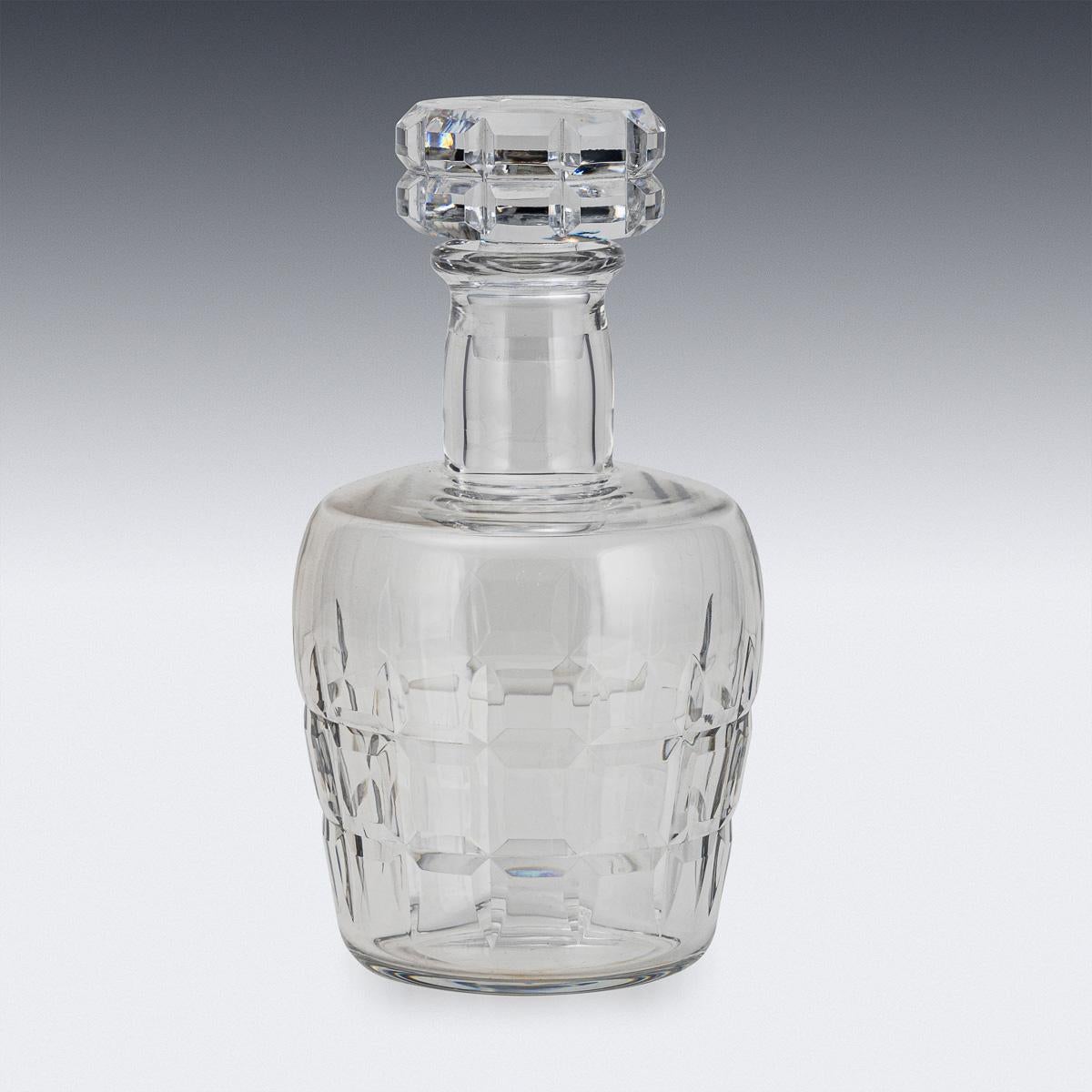 Paire de carafes Baccarat du 20e siècle et panier en cuir Hermès de Jacques Adnet Bon état - En vente à Royal Tunbridge Wells, Kent