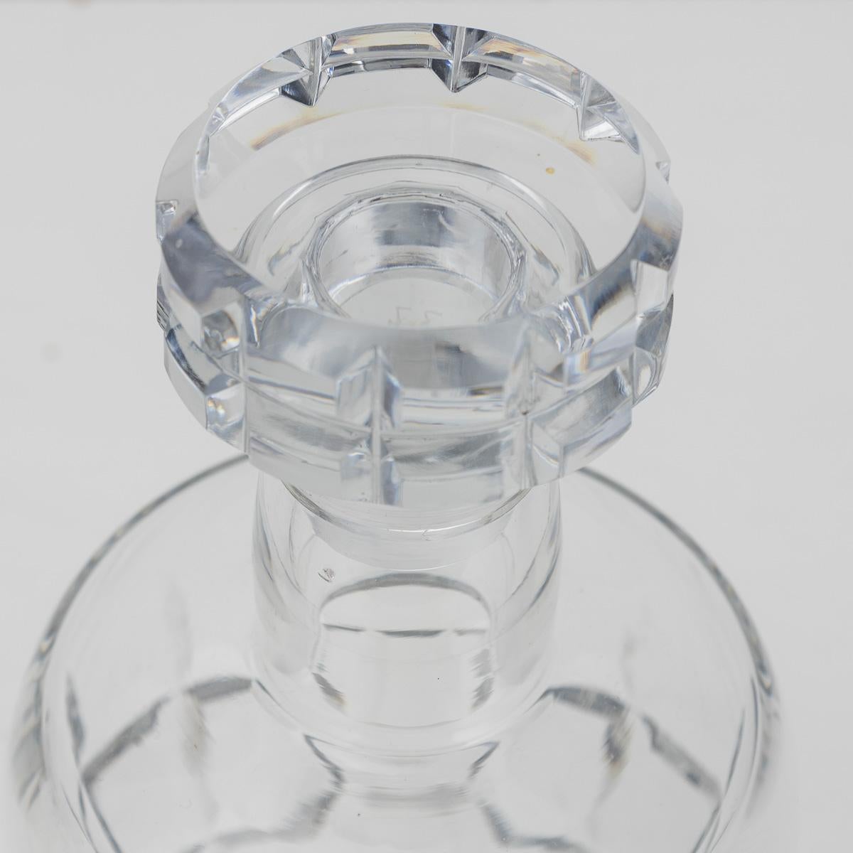 20ième siècle Paire de carafes Baccarat du 20e siècle et panier en cuir Hermès de Jacques Adnet en vente