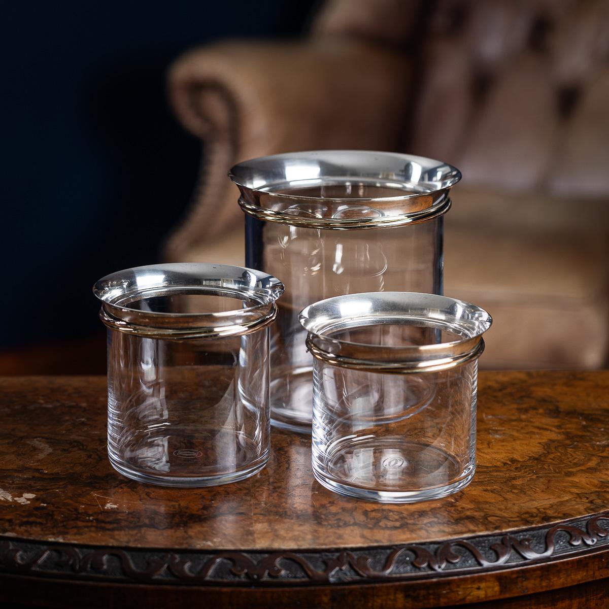 Pareja de cubiteras y enfriador de champán/vino franceses vintage del siglo XX de plata maciza y cristal. Fabricado por Cartier, su diseño atemporal siempre ha encapsulado el estado de ánimo y ha marcado las tendencias de cada época. En la parte