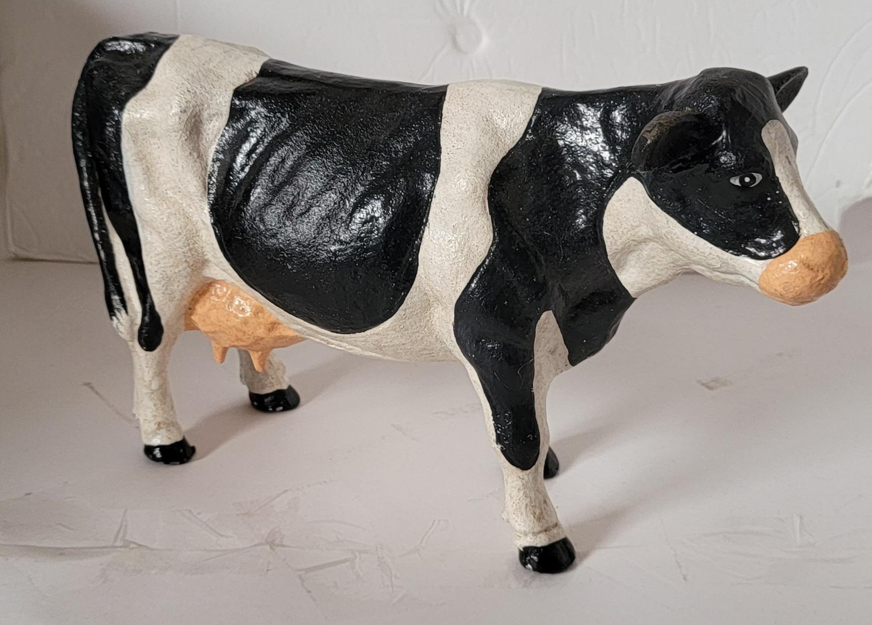 Butoir de porte en forme de vache à corps entier du 20e siècle, peint à la main d'origine. Merveilleux look. Très lourd.