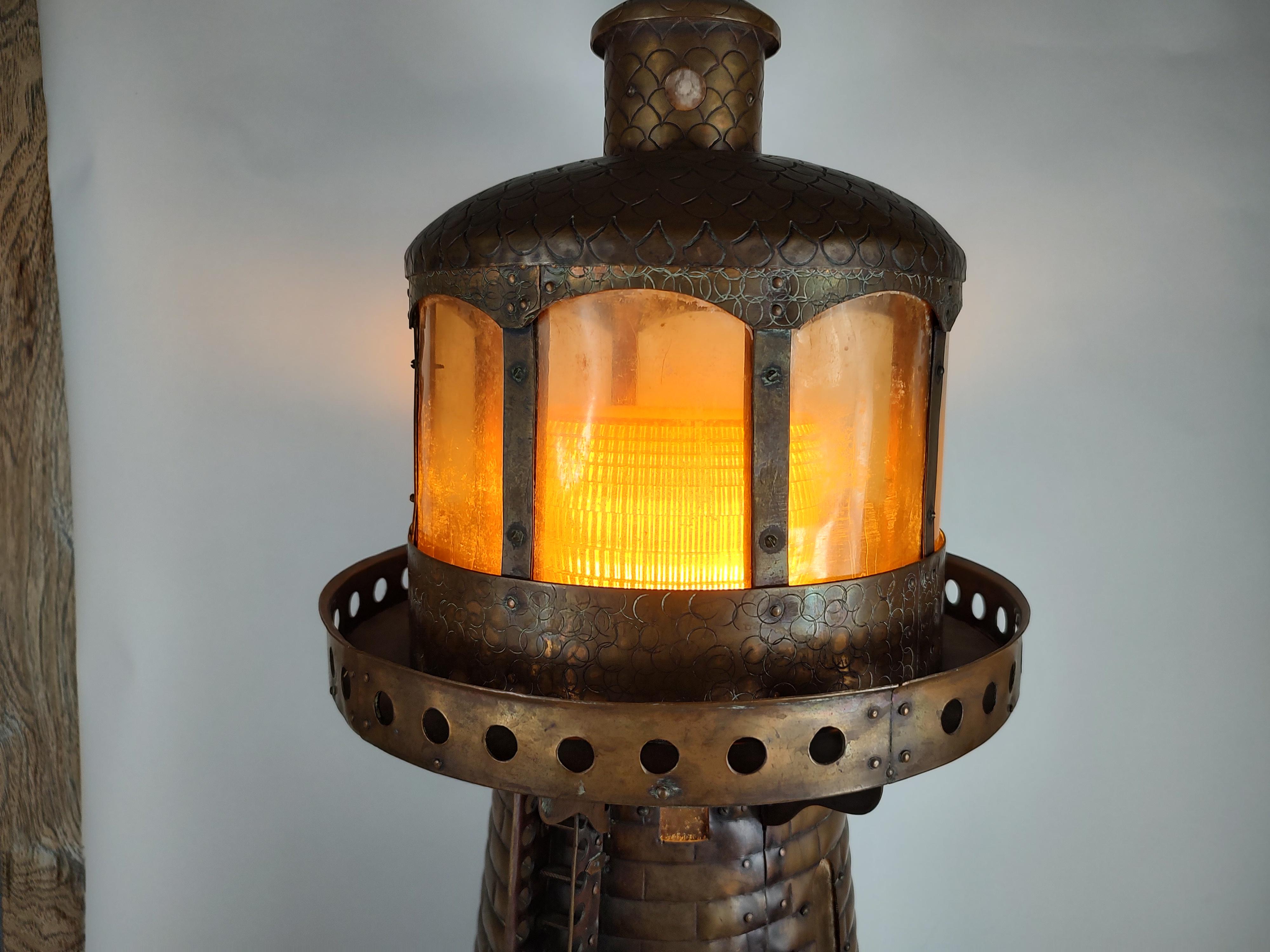 20. Jh., handgefertigte große Kupfer-Leuchtturm-Tischlampe mit Elektrifizierung im Angebot 9