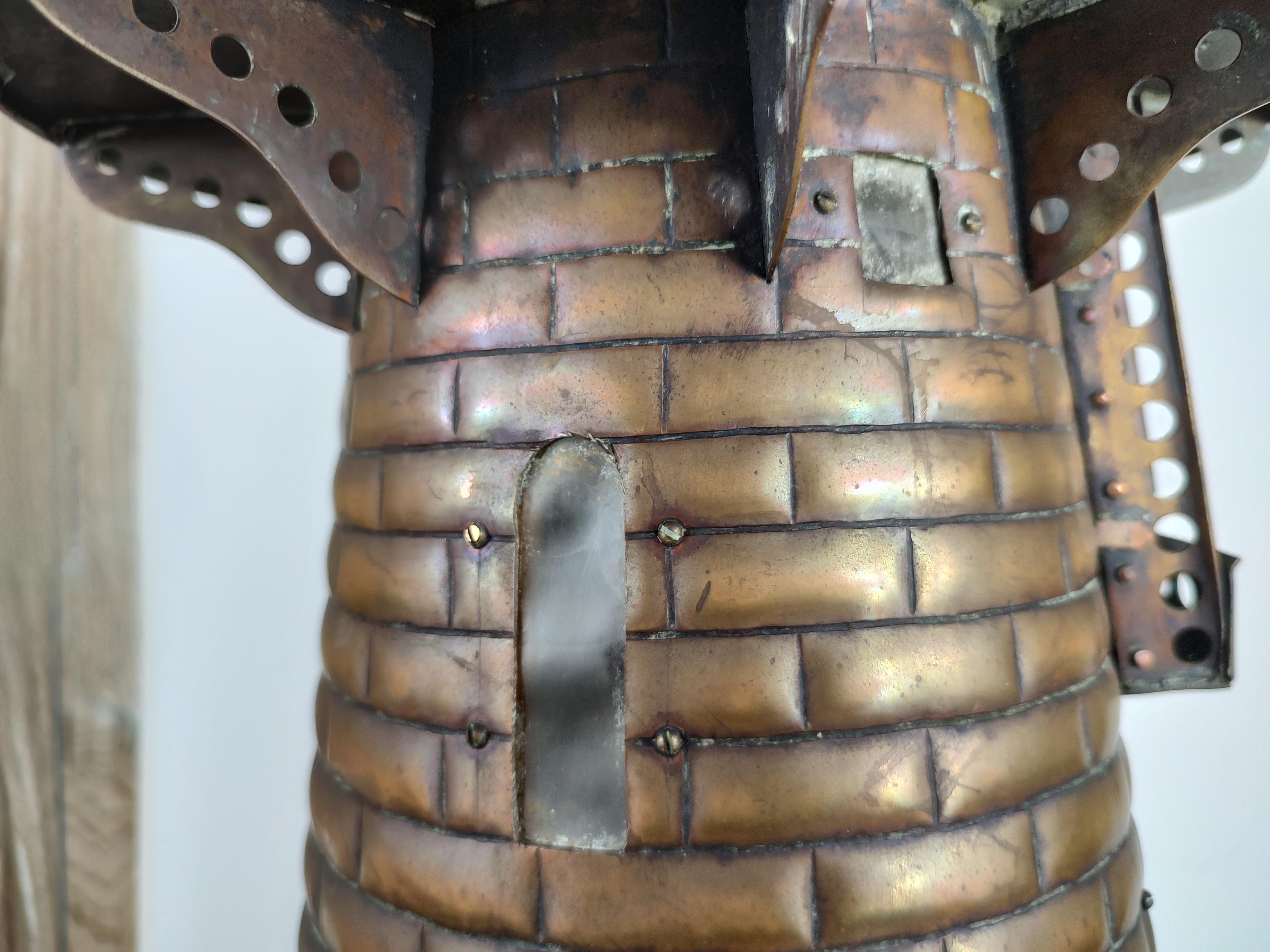 Artisanat 20ème siècle, lampe de table phare électrifiée en cuivre, fabriquée à la main. en vente