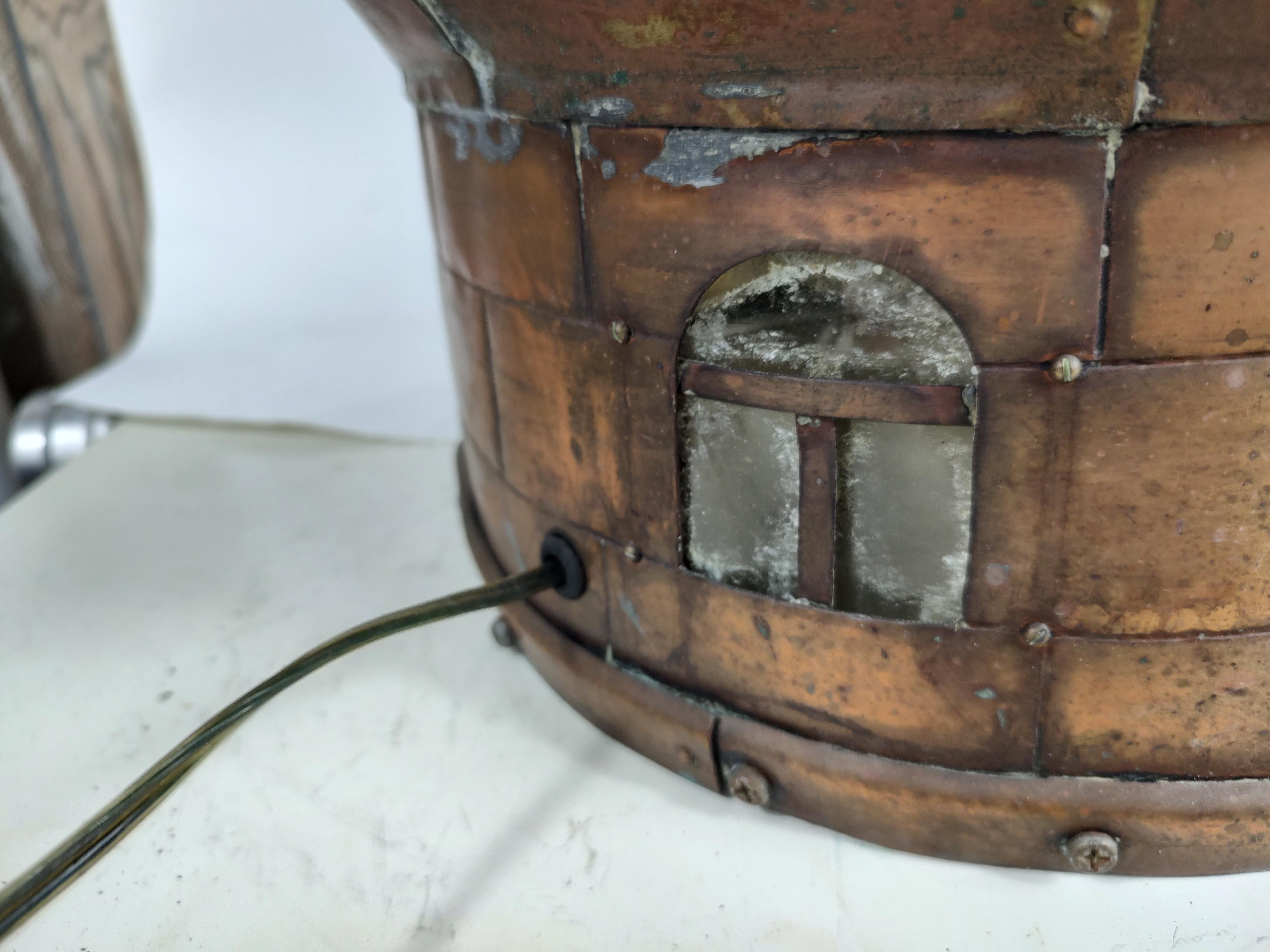 Américain 20ème siècle, lampe de table phare électrifiée en cuivre, fabriquée à la main. en vente