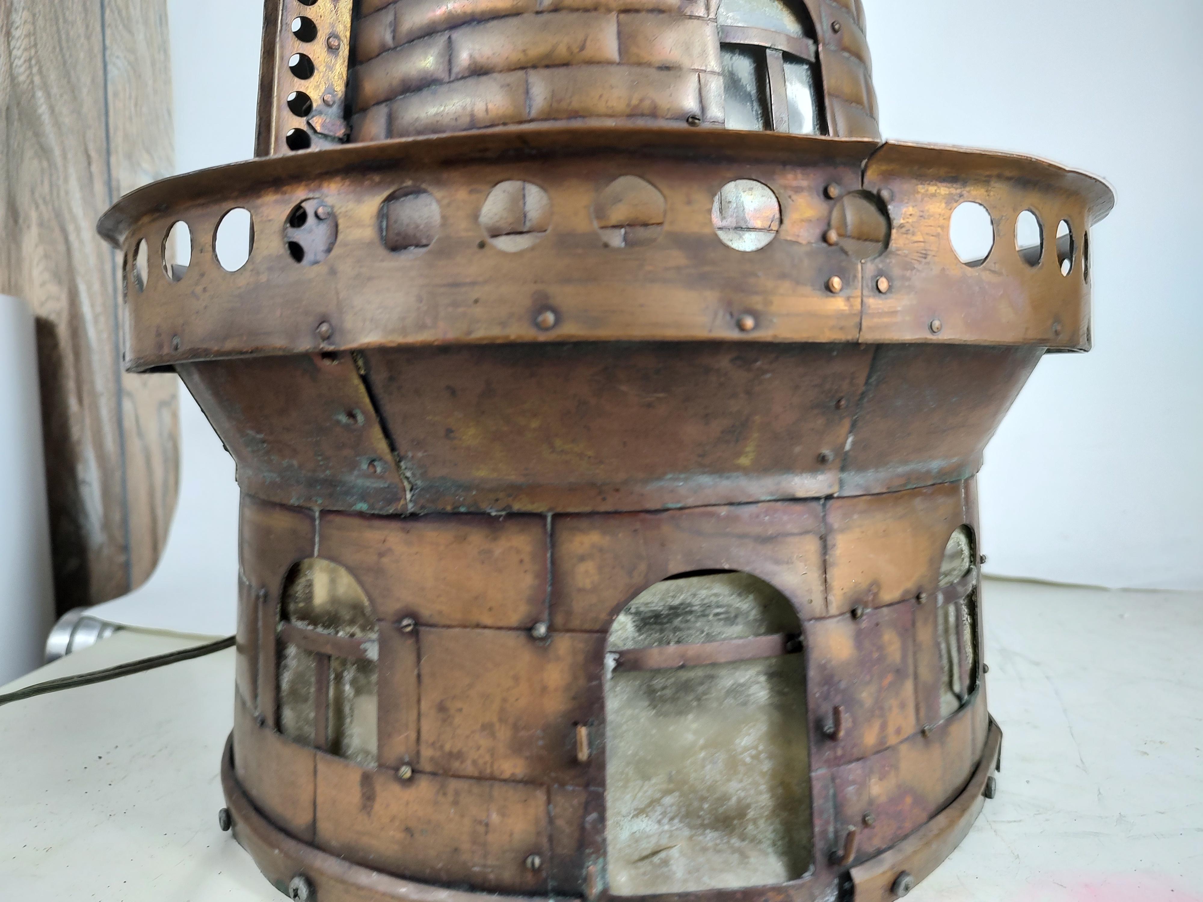 20. Jh., handgefertigte große Kupfer-Leuchtturm-Tischlampe mit Elektrifizierung (Mitte des 20. Jahrhunderts) im Angebot