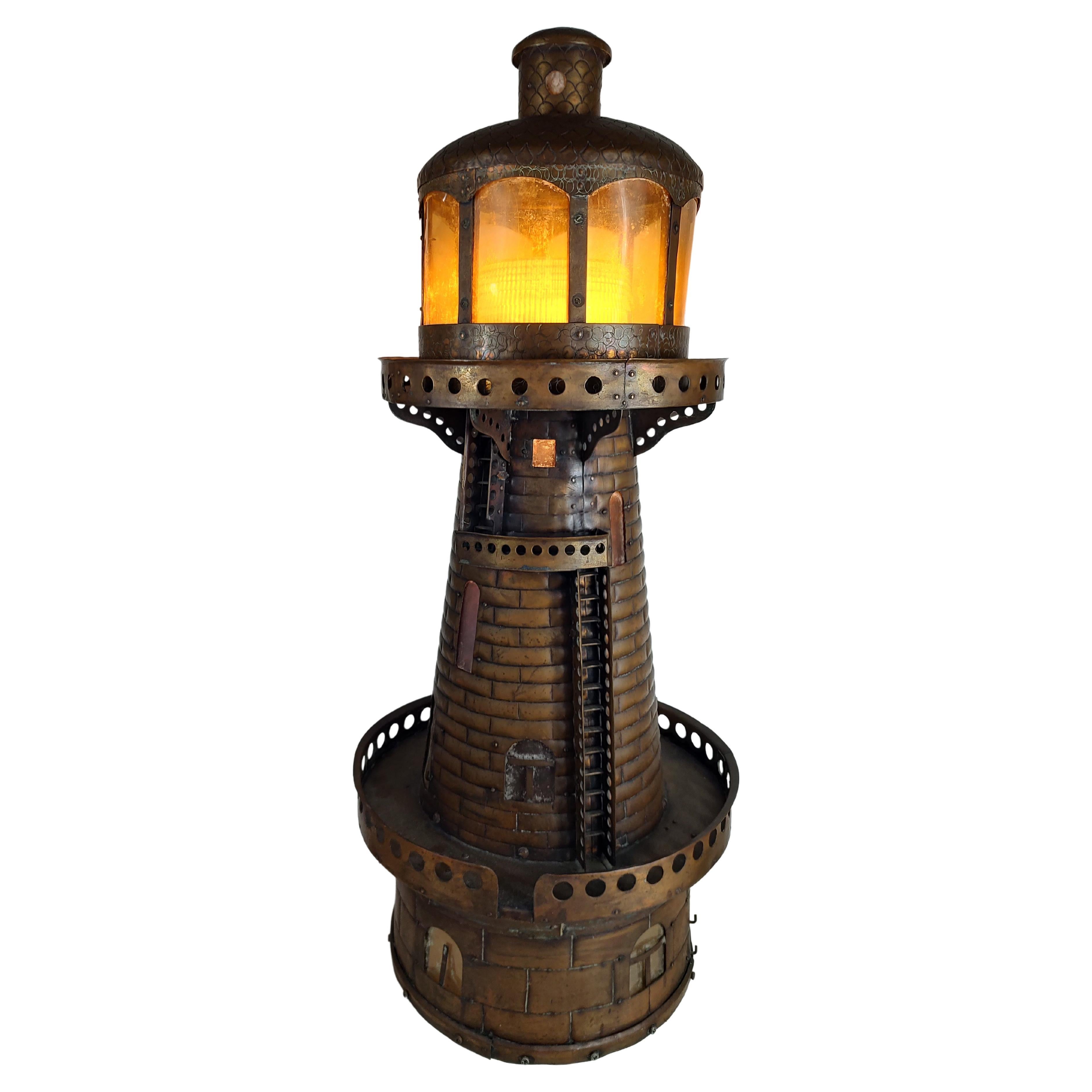 20. Jh., handgefertigte große Kupfer-Leuchtturm-Tischlampe mit Elektrifizierung (Volkskunst) im Angebot