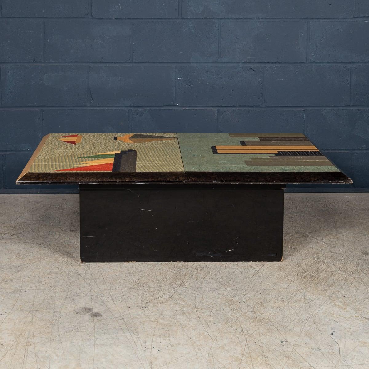 Ein seltener Couchtisch mit einer verspiegelten Bar, entworfen von Giovanni Offredi für Saporiti in den 1980er Jahren. Dieser Couchtisch ist eine meisterhafte Mischung aus Kunst und Funktionalität. Die Struktur des Tisches ist aus schwarzem, mattem