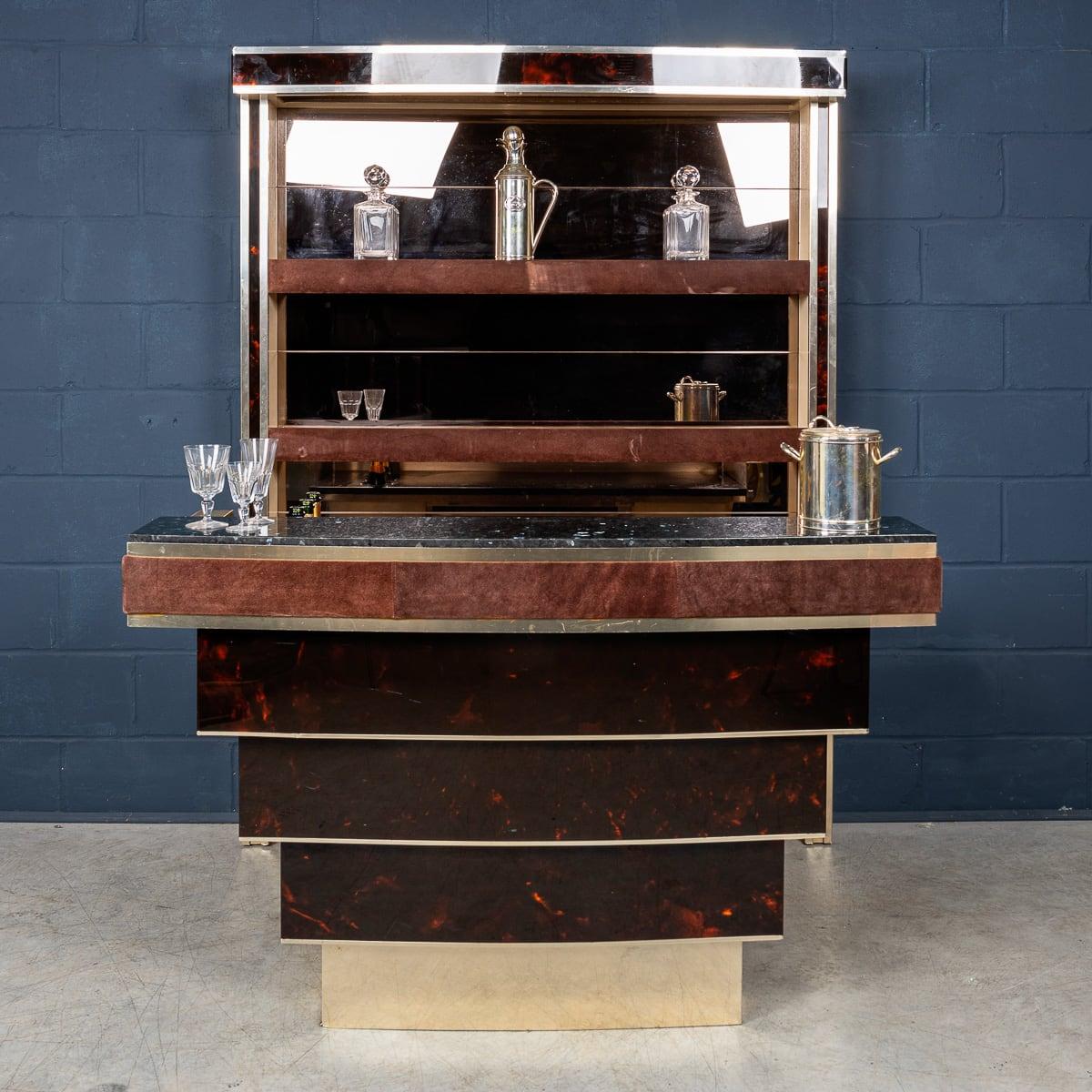 Un dry bar in finta tartaruga e ottone con piano in marmo, attribuibile a Willy Rizzo, realizzato in Italia negli anni Settanta. Questo è uno splendido esempio di glamour e raffinatezza di metà secolo. Rinomato per i suoi design lussuosi e