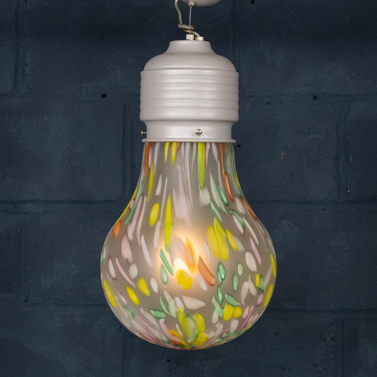 Una plafoniera unica del XX secolo, progettata a forma di lampadina. Il vetro soffiato a mano presenta una finitura liscia e satinata che diffonde dolcemente la luce, creando un ambiente caldo e invitante. La sua decorazione screziata di giallo e