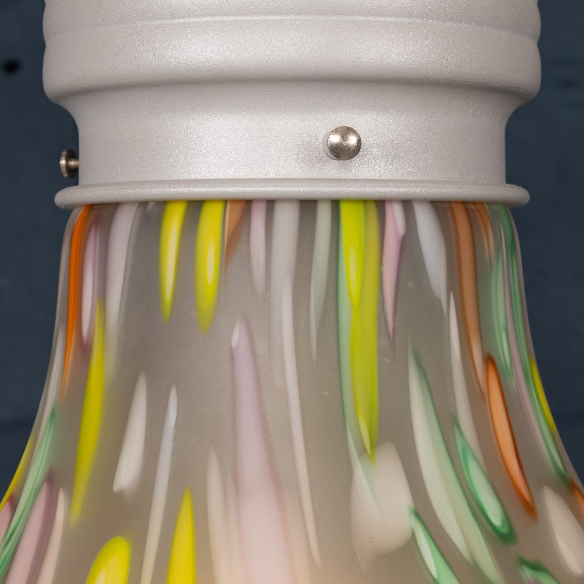 Metallo Plafoniera italiana del XX secolo soffiata a mano a forma di lampadina, di Due P & A in vendita
