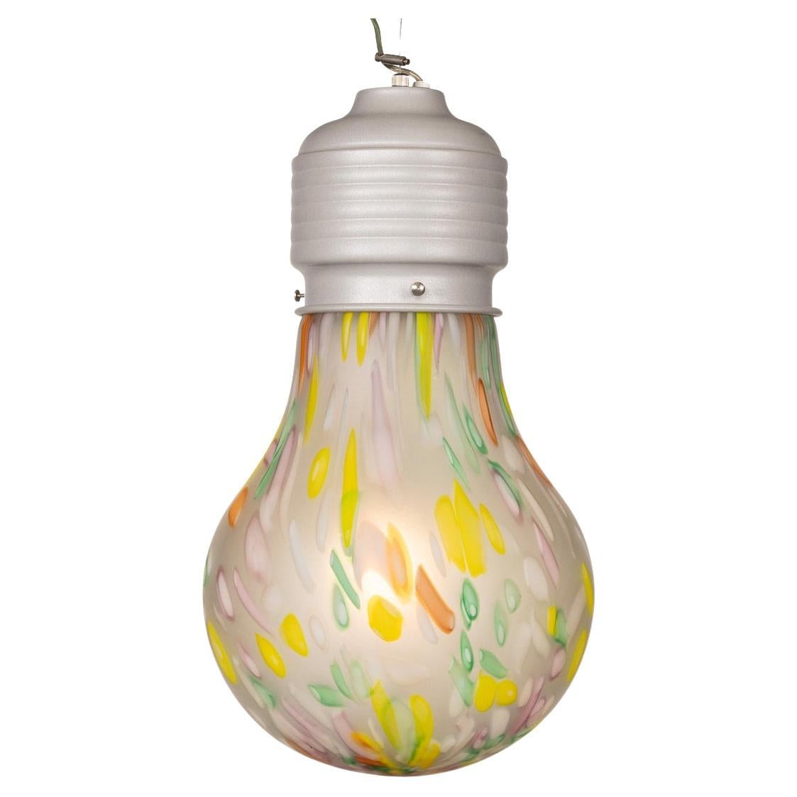 Plafoniera italiana del XX secolo soffiata a mano a forma di lampadina, di Due P & A in vendita