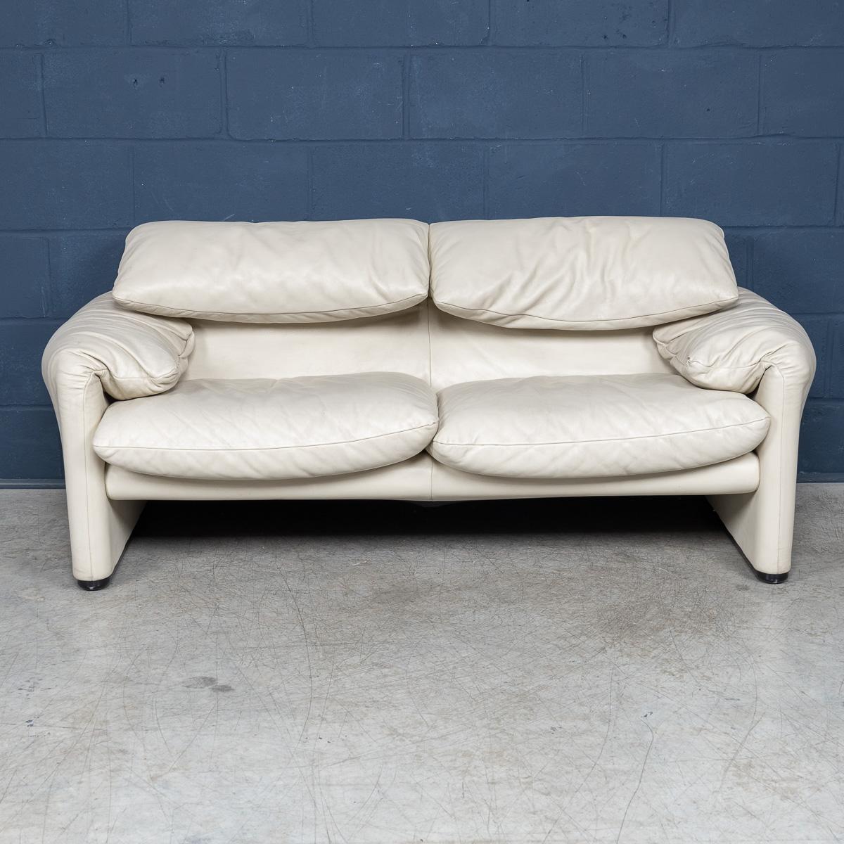 A.I.C. 20e siècle Canapé italien Maralunga en cuir Off-White par Vico Magistretti c.1980 Bon état - En vente à Royal Tunbridge Wells, Kent