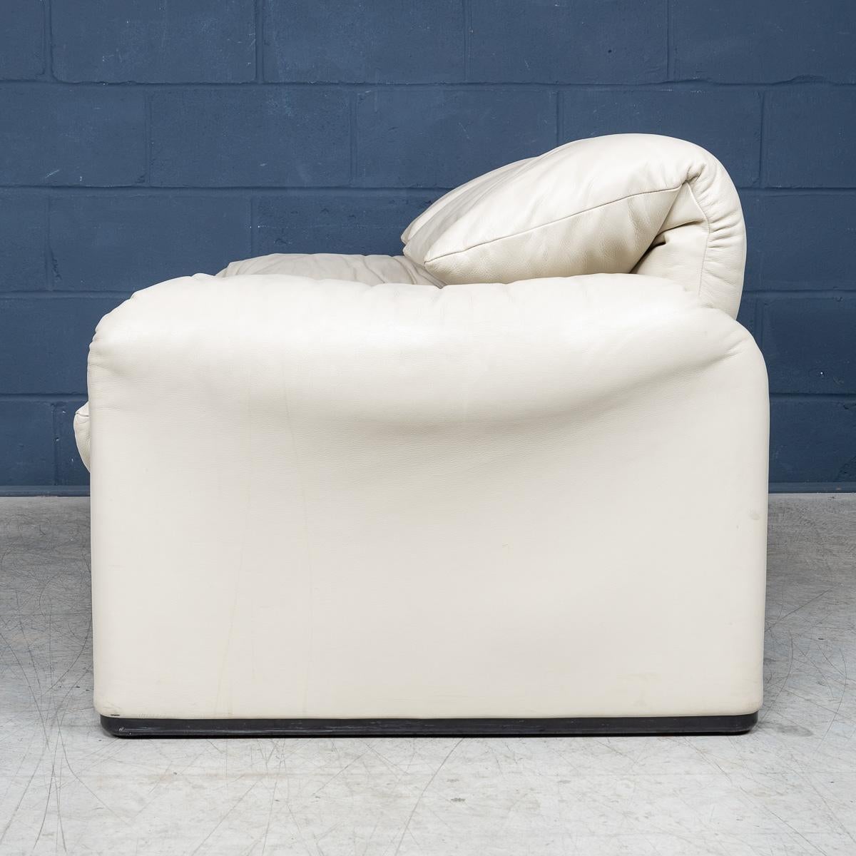 20ième siècle A.I.C. 20e siècle Canapé italien Maralunga en cuir Off-White par Vico Magistretti c.1980 en vente