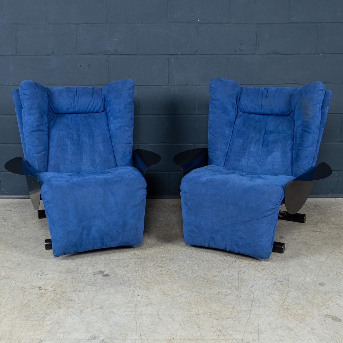 Una straordinaria coppia di poltrone reclinabili realizzate in Italia negli anni '80, rivestite in pelle Alcantara blu vibrante. Il colore deciso del rivestimento contrasta magnificamente con l'elegante struttura in metallo nero e i braccioli