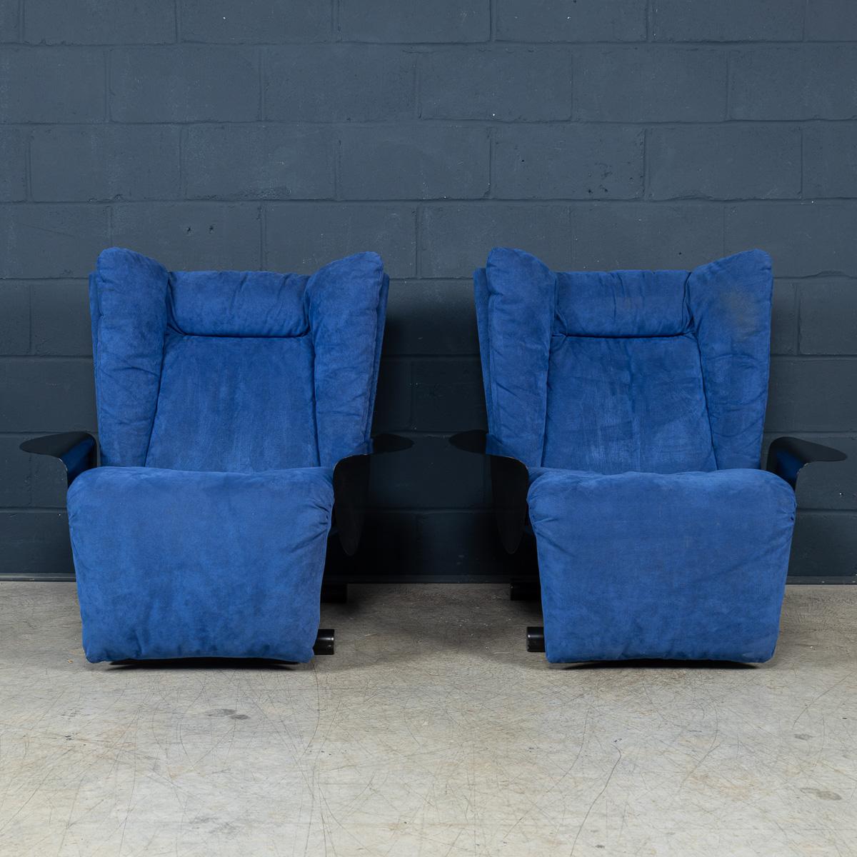 Altro Coppia di poltrone reclinabili in pelle di alcantara blu del XX secolo di Cinova c1980 in vendita
