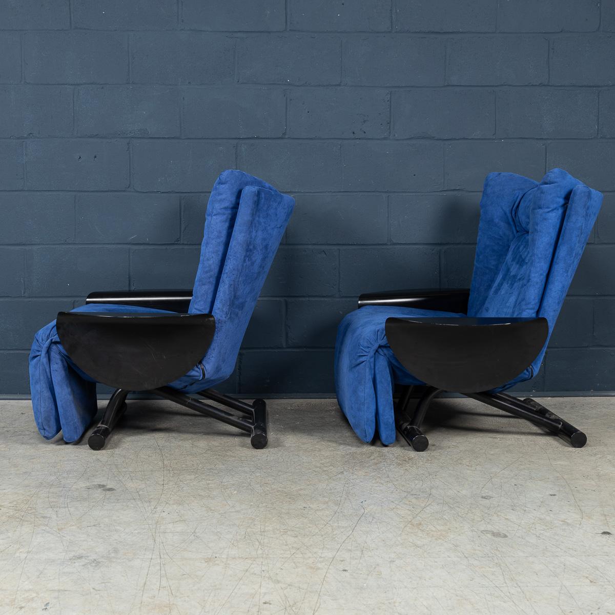 Italiano Coppia di poltrone reclinabili in pelle di alcantara blu del XX secolo di Cinova c1980 in vendita