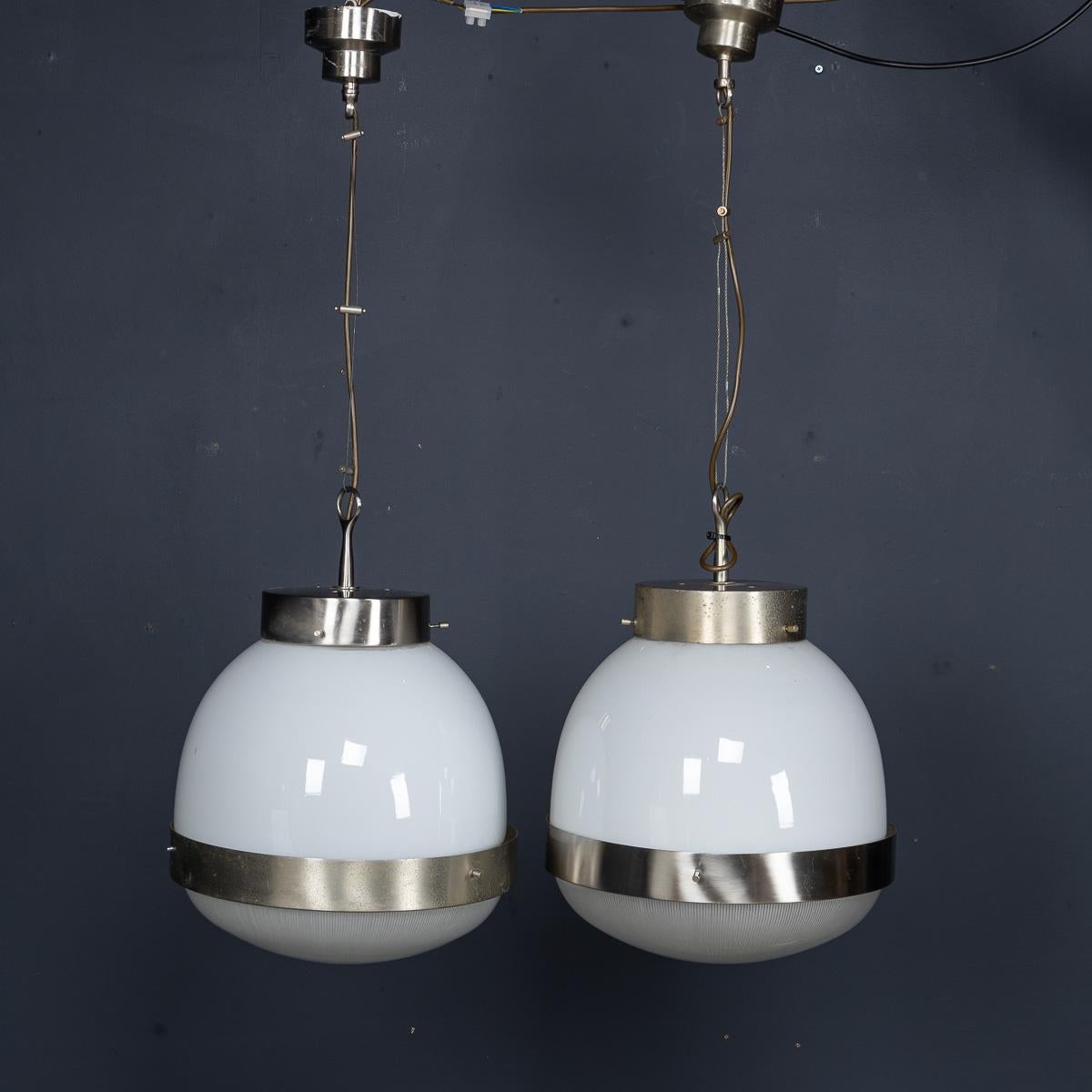 Una splendida coppia di lampade a sospensione Delta della metà del XX secolo, disegnate da Sergio Mazza per Artemide. I paralumi sono in vetro opalino con bordatura in nickel e top in nickel.

Il vetro opalino è un tipo di vetro affascinante e