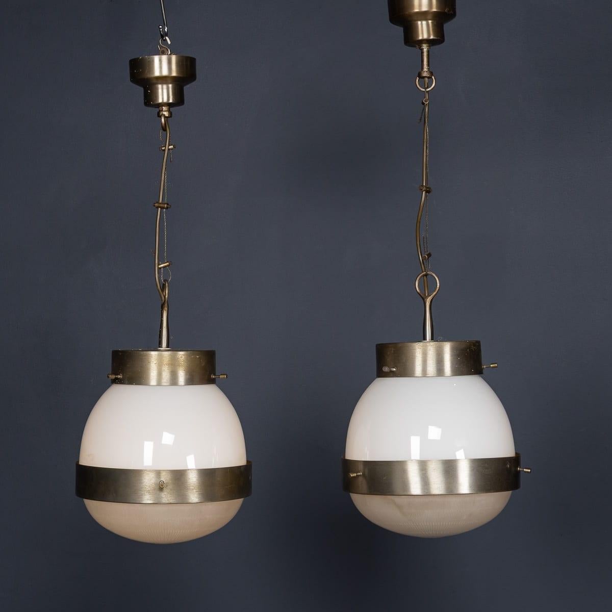 Impresionante pareja de lámparas colgantes Delta de mediados del siglo XX, diseñadas por Sergio Mazza para Artemide. Con tulipas de cristal opalino con bandas de níquel y remates de níquel.

El vidrio opalino es un tipo de vidrio cautivador y