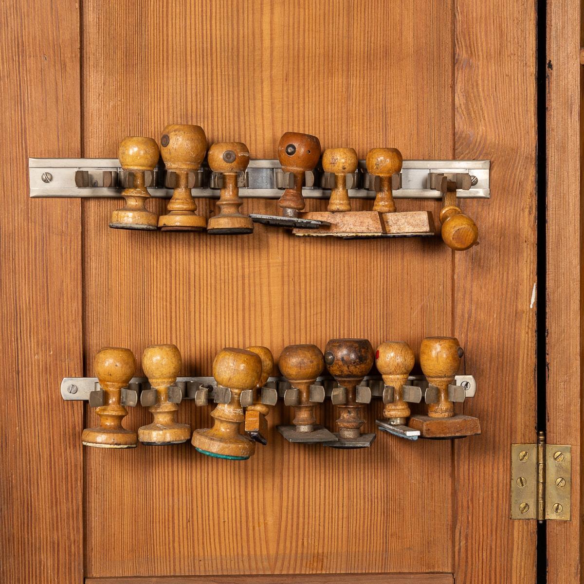 Armoire en pin italienne du 20e siècle et collection de plus de huit estampilles en caoutchouc vers 1930 en vente 4