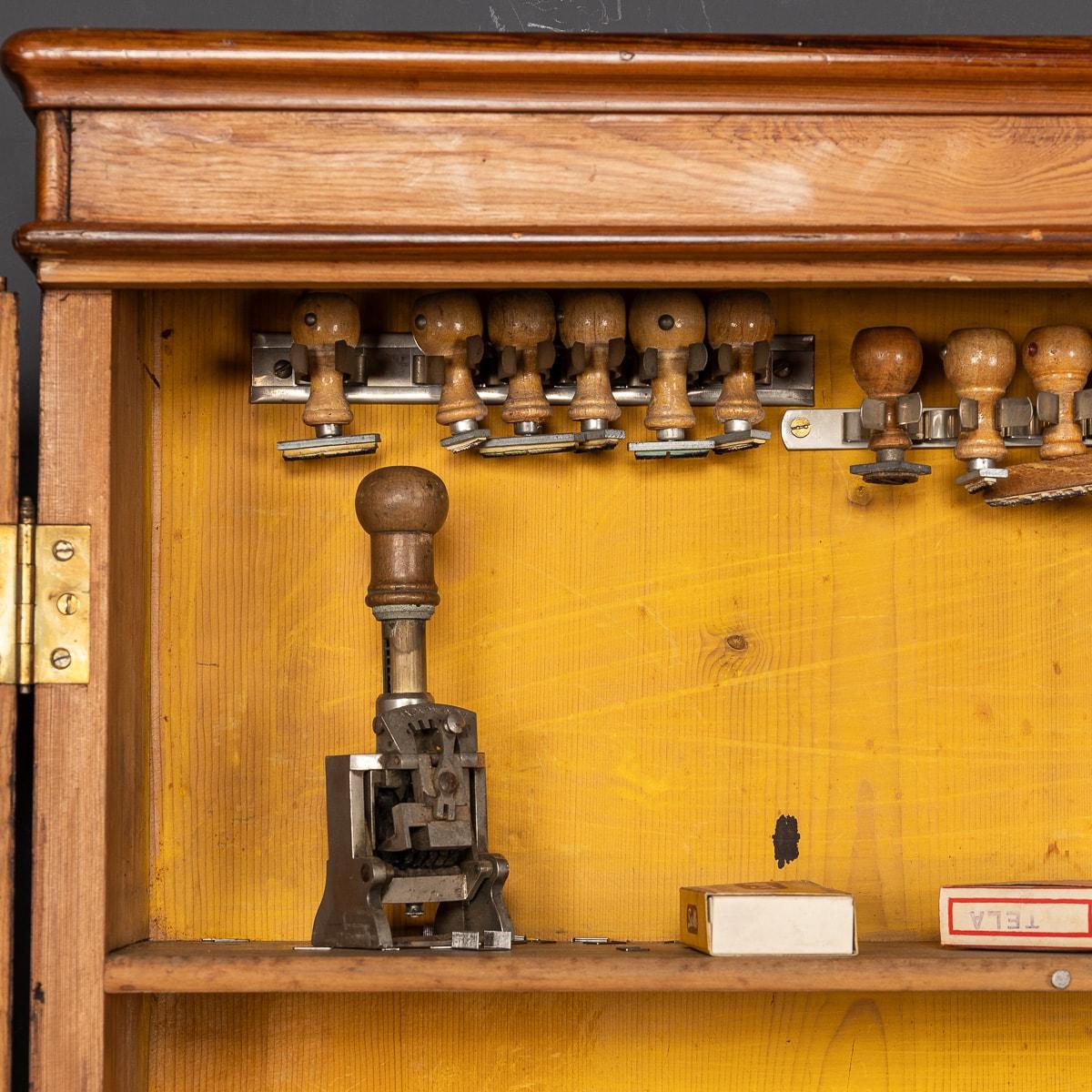 Armoire en pin italienne du 20e siècle et collection de plus de huit estampilles en caoutchouc vers 1930 en vente 5
