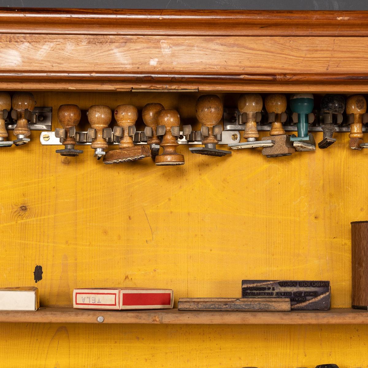 Armoire en pin italienne du 20e siècle et collection de plus de huit estampilles en caoutchouc vers 1930 en vente 6