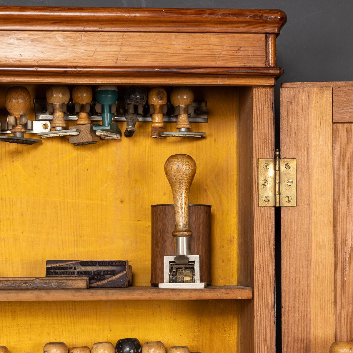 Armoire en pin italienne du 20e siècle et collection de plus de huit estampilles en caoutchouc vers 1930 en vente 7