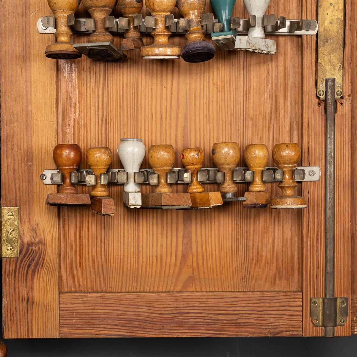 Armoire en pin italienne du 20e siècle et collection de plus de huit estampilles en caoutchouc vers 1930 en vente 9