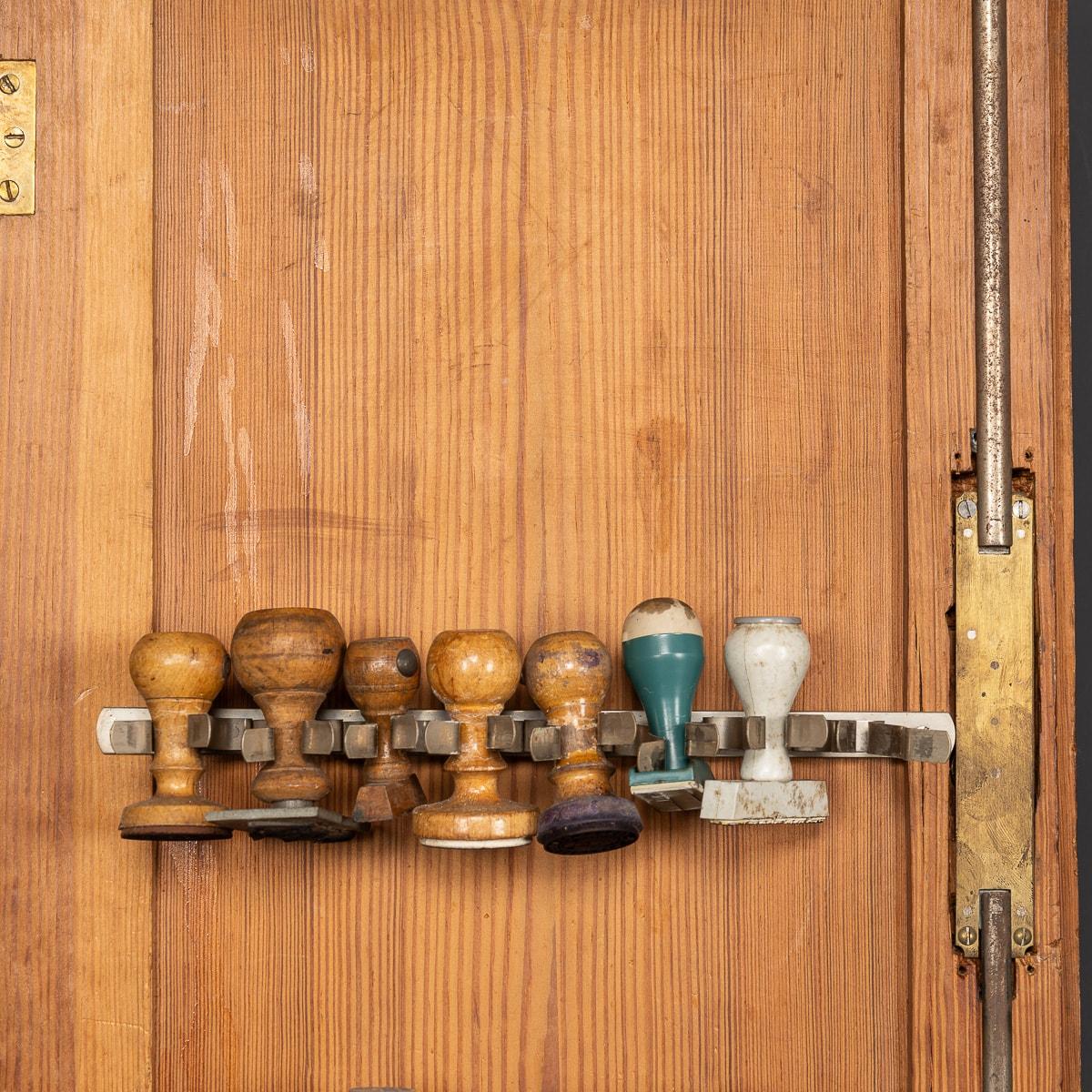 Armoire en pin italienne du 20e siècle et collection de plus de huit estampilles en caoutchouc vers 1930 en vente 10