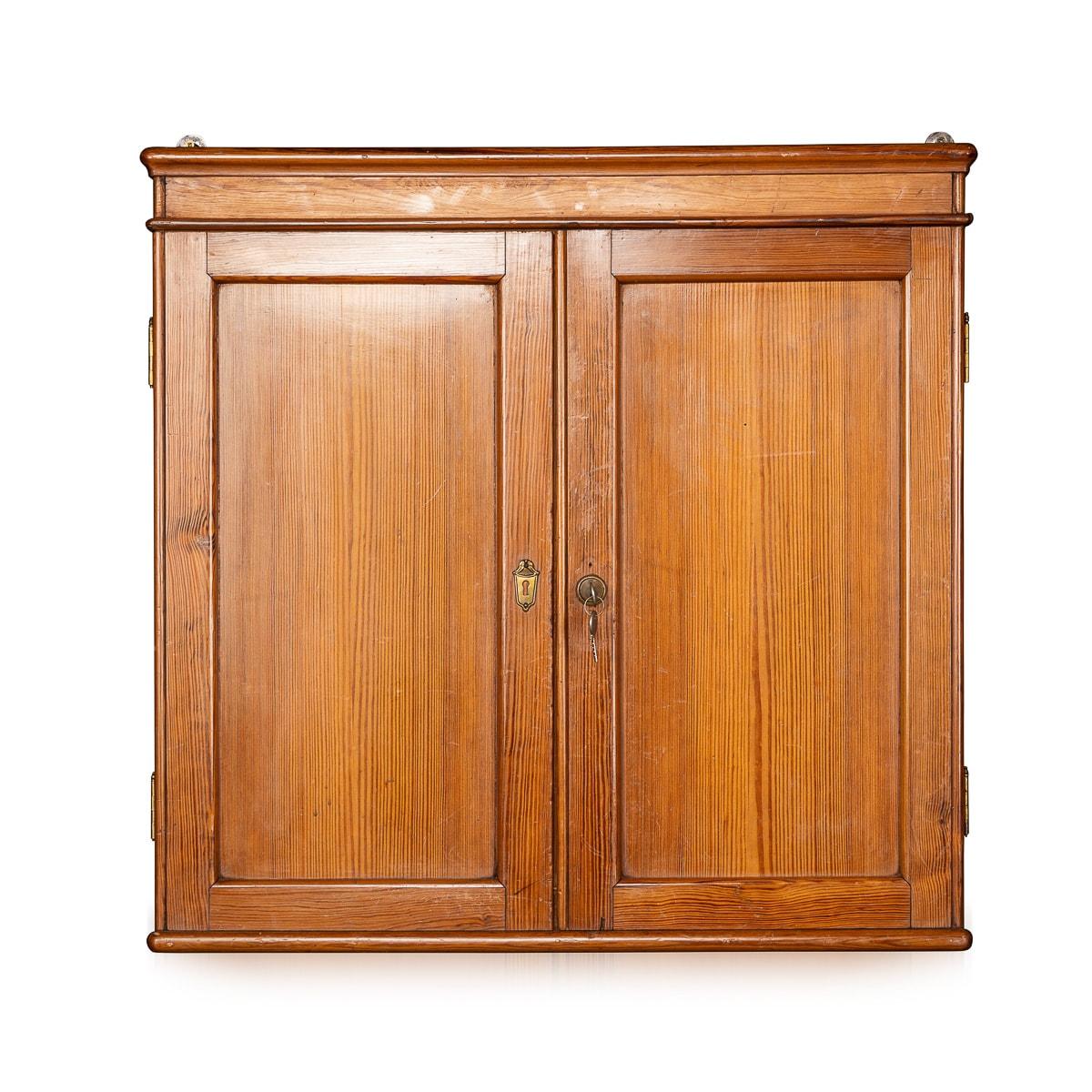 Cabinet ancien en pin du début du 20e siècle, contenant une rare collection de plus de quatre-vingts timbres italiens en caoutchouc, allant des bureaux publics aux pratiques médicales. Une collection intéressante qui est conservée dans une armoire