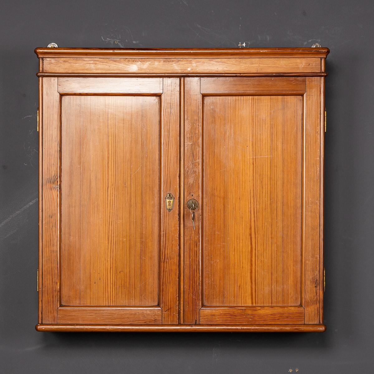 Autre Armoire en pin italienne du 20e siècle et collection de plus de huit estampilles en caoutchouc vers 1930 en vente