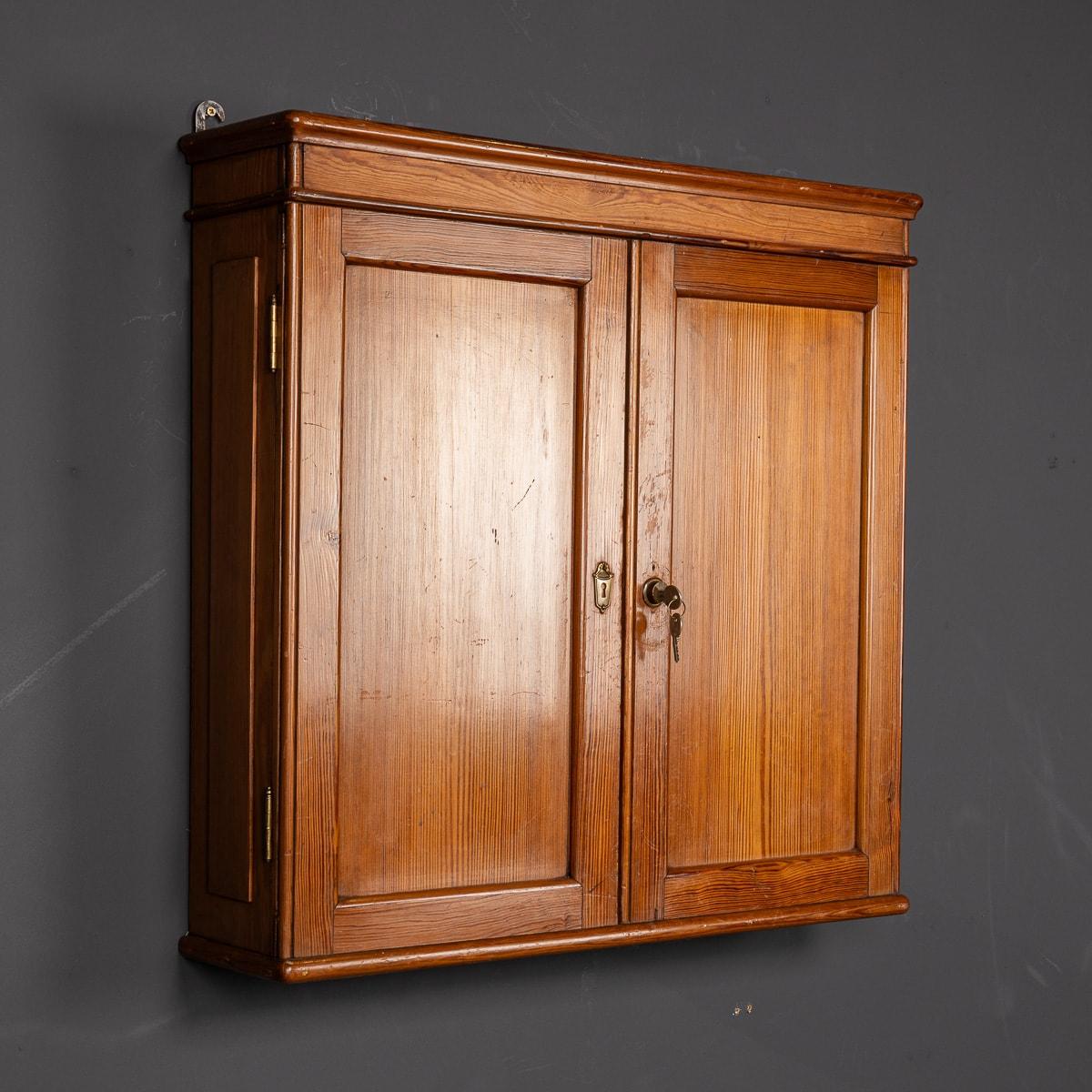 Armoire en pin italienne du 20e siècle et collection de plus de huit estampilles en caoutchouc vers 1930 Bon état - En vente à Royal Tunbridge Wells, Kent