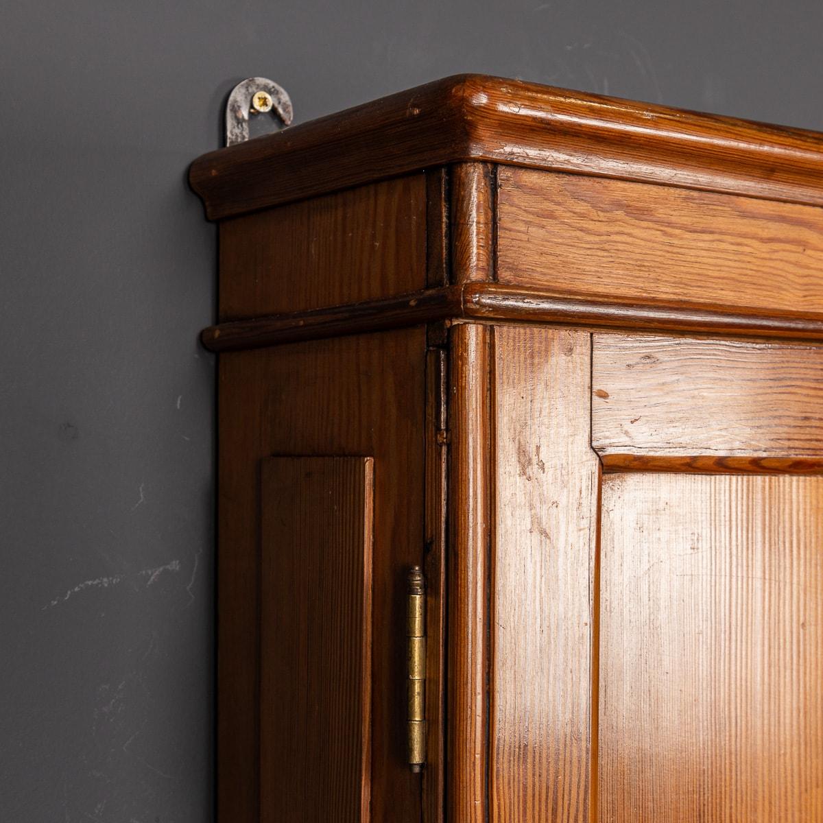 Milieu du XXe siècle Armoire en pin italienne du 20e siècle et collection de plus de huit estampilles en caoutchouc vers 1930 en vente