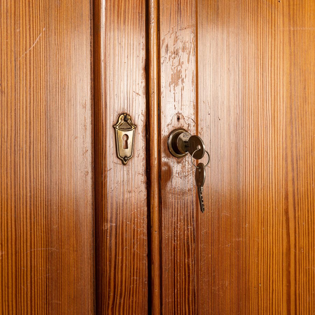 Caoutchouc Armoire en pin italienne du 20e siècle et collection de plus de huit estampilles en caoutchouc vers 1930 en vente