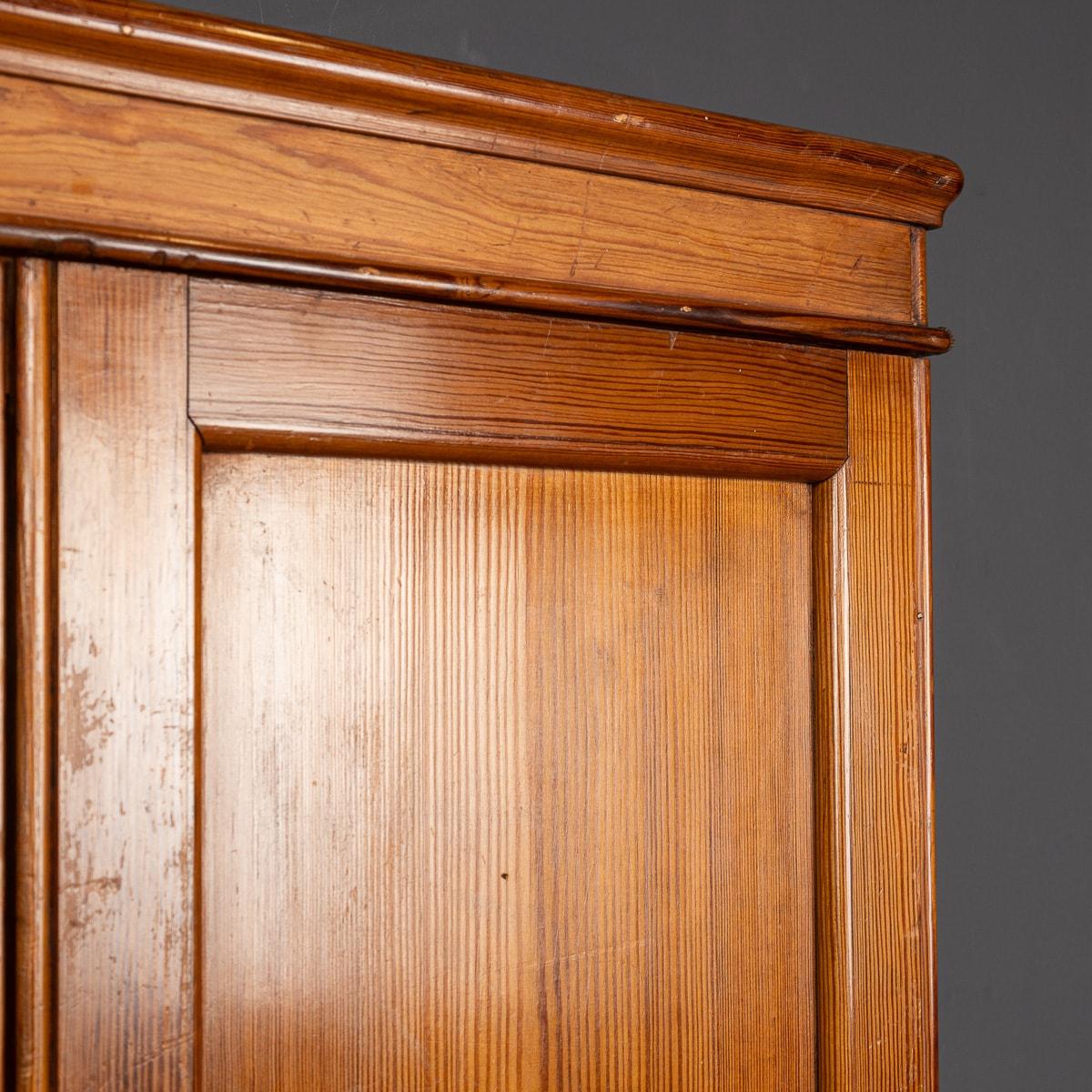 Armoire en pin italienne du 20e siècle et collection de plus de huit estampilles en caoutchouc vers 1930 en vente 1
